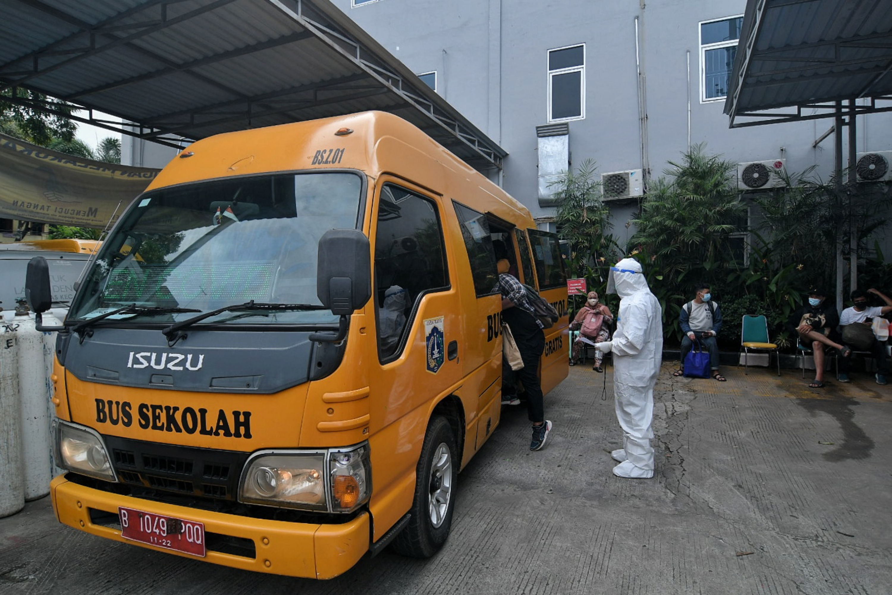 Tenaga kesehatan menjemput pasien Covid-19