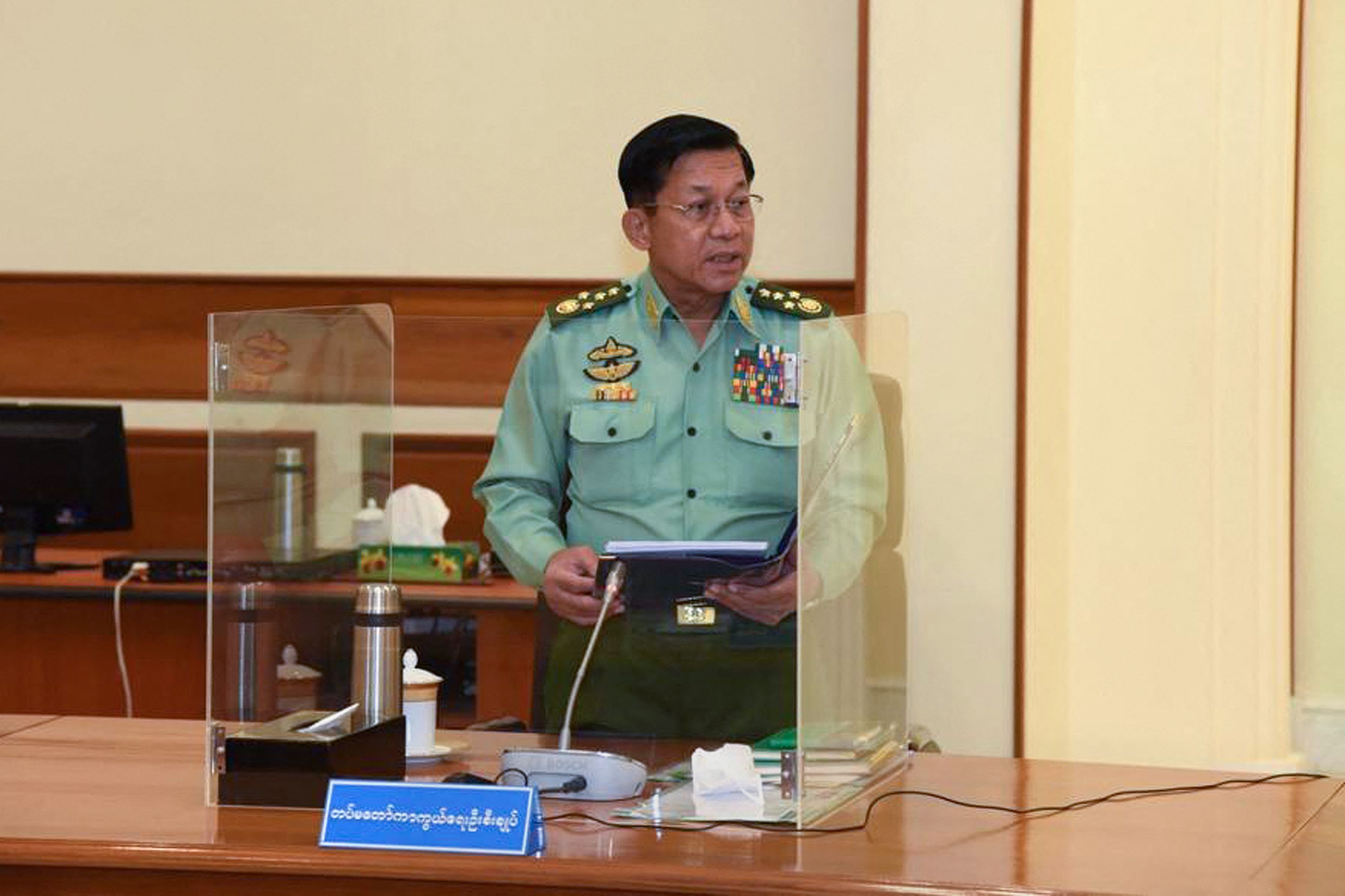 Pemimpin juta militer Myanmar Jenderal  Min Aung Hlaing aat berpidato di ibu kota Myanmar, Naypyidaw.