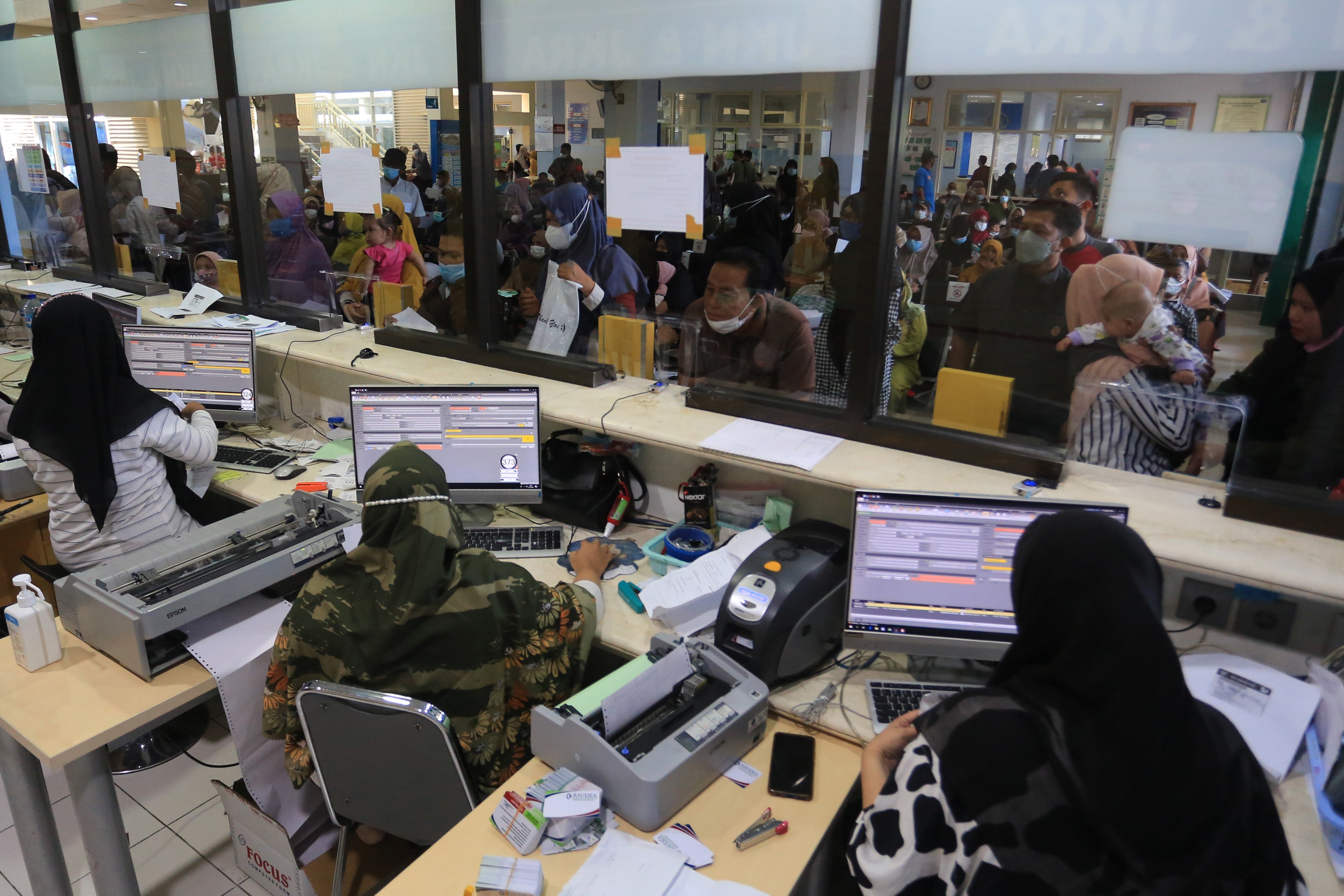  LAYANAN JKN JKN: Peserta BPJS Kesehatan antre untuk mendapatkan pelayanan di Rumah Sakit Umum Daerah dr.Zainoel Abidin Banda Aceh.