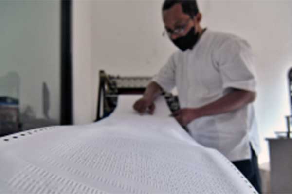 Petugas sedang menyelesaikan pembuatan buku Braille di Yayasan Mitra Netra.