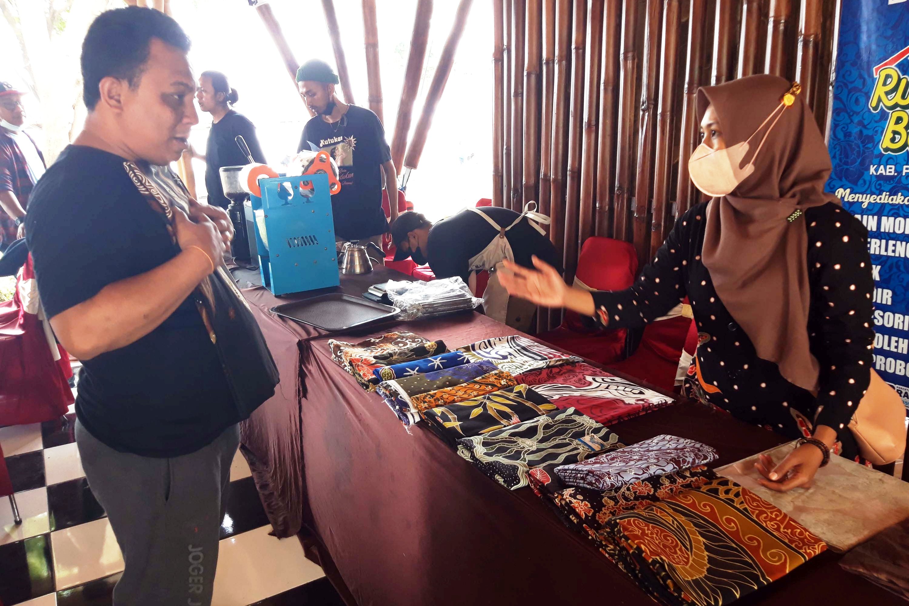 Khairunnisak, pembatik asosiasi perajin batik bordir dan aksesoris Kabupaten Probolinggo, Jatim, sedang menjual batik buatan para perajin.