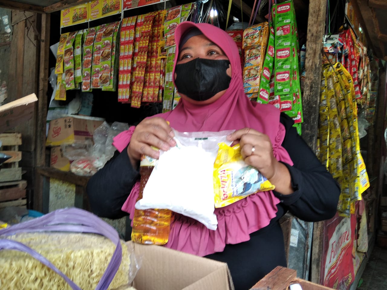  Pedagang Pasar Jekulo Kudus tunjukan minyak goreng beserta bahan pendukung lainnya yang dibeli dalam satu paket