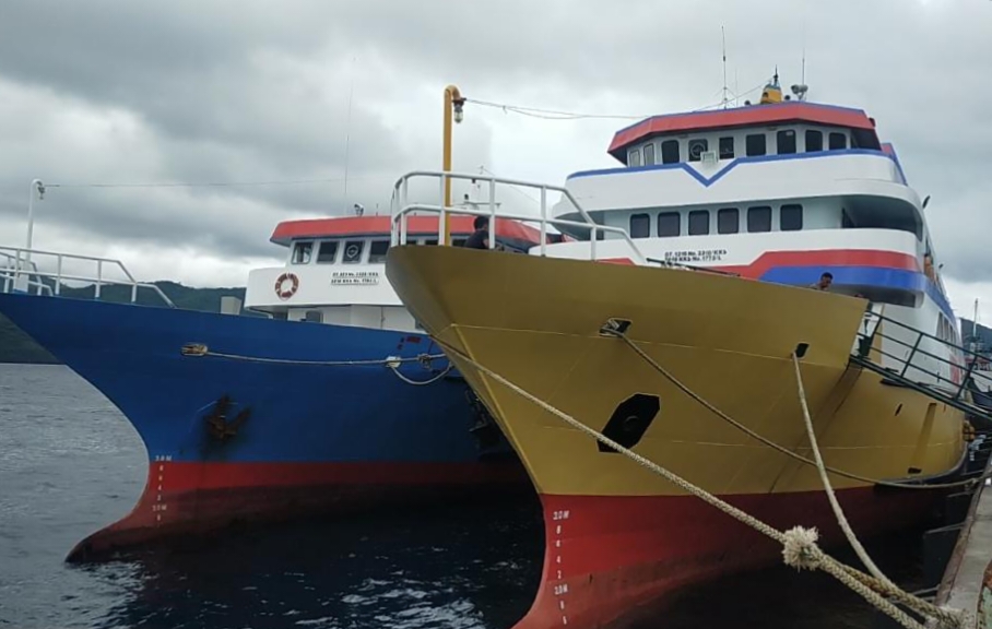 KM Permata Obi Berlabuh di Pelabuhan Ahmad Yani, Ternate.