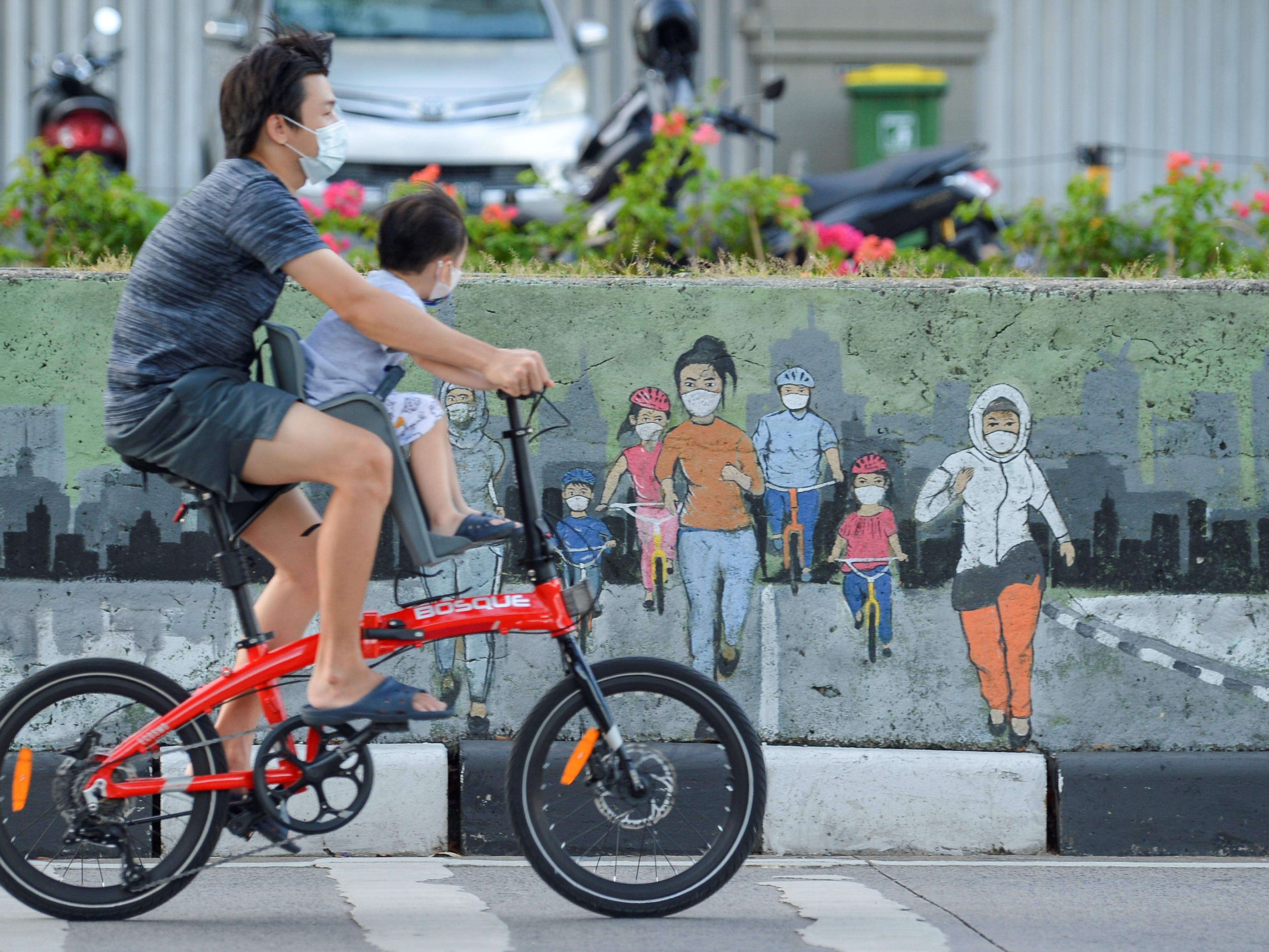 Warga bersepeda di kawasan Danau Sunter, Jakarta Utara, Selasa (27/7/2021).