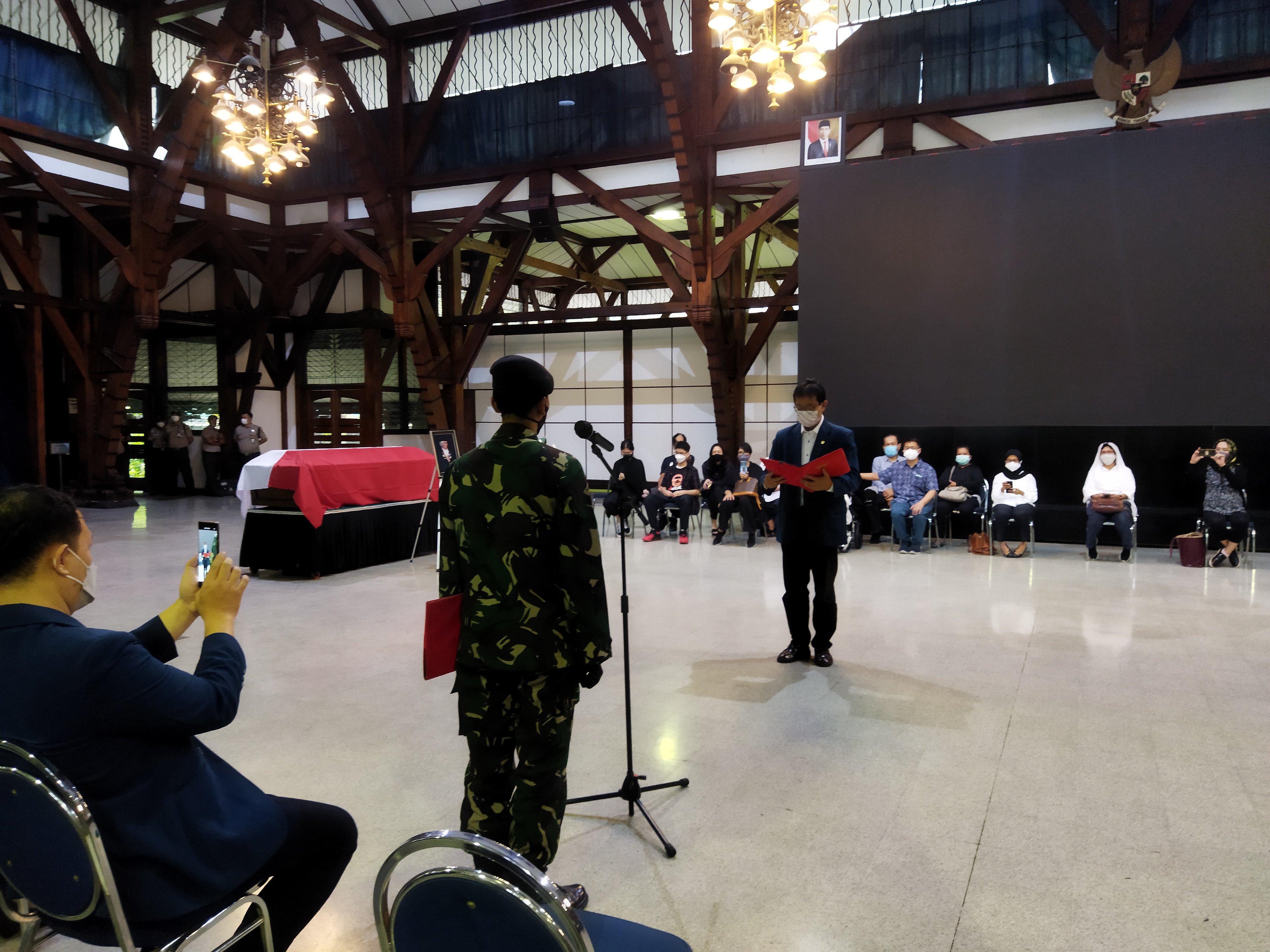 Pelepasan jenazah Srihadi Soedarsono di kampus ITB oleh  oleh Sekretaris Institut  ITB, Prof Widjaja Martokusumo, Sabtu (26/2/2022).