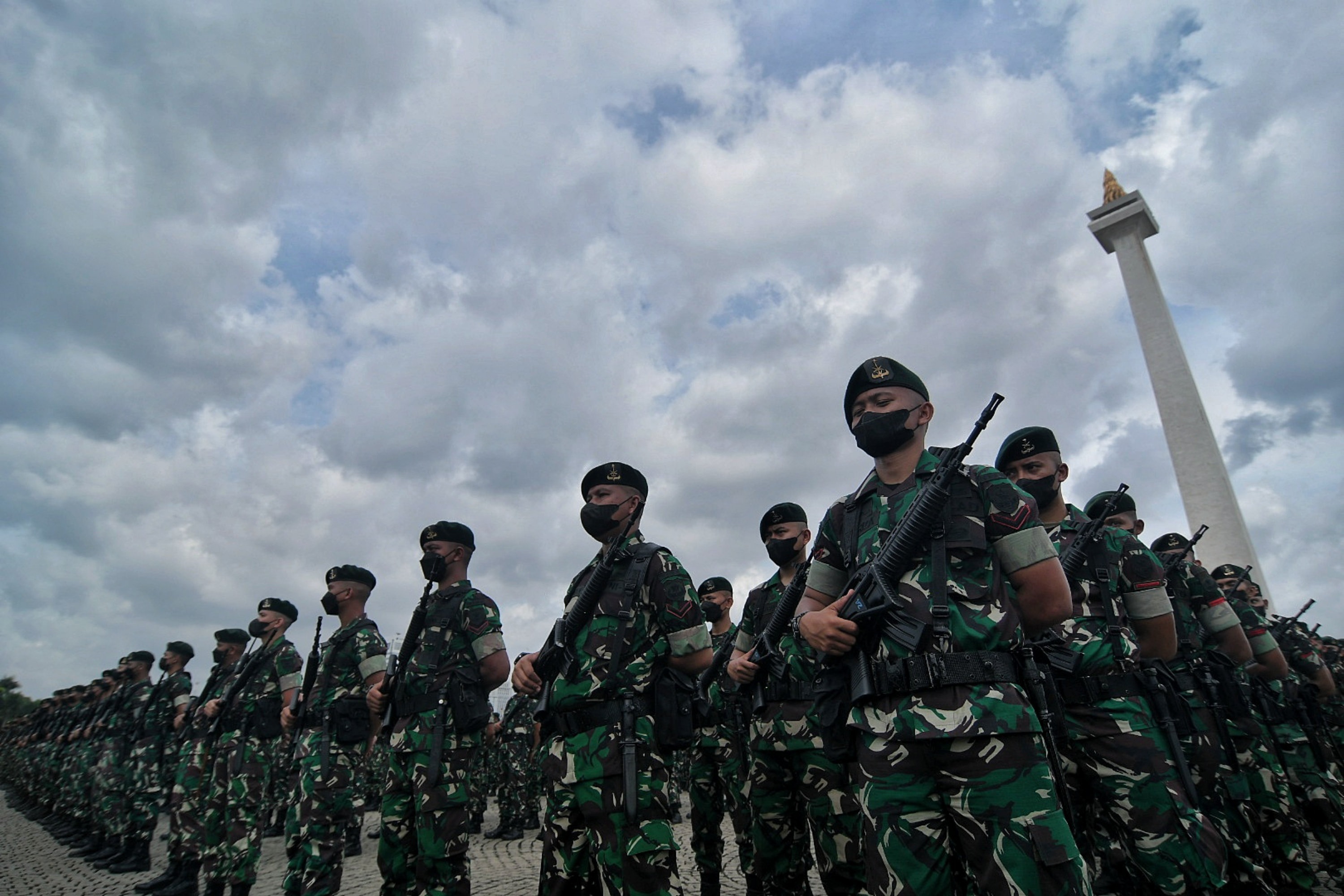 Sejumlah anggota TNI AD se-Jabodetabek saat mengikuti apel gelar pasukan di Lapangan Monumen Nasional, Jakarta, Selasa (25/1/2022).