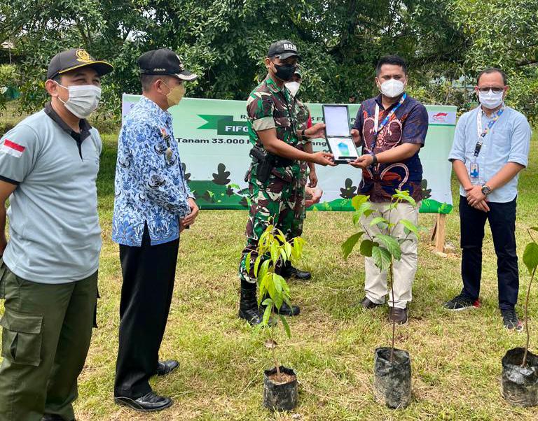 Dalam Kemilau HUT ke-33, FIF Group melakukan penanaman pohon di Mandalika, Lombok Barat, Nusa Tenggara Barat (NTB) pada Sabtu (19/2).