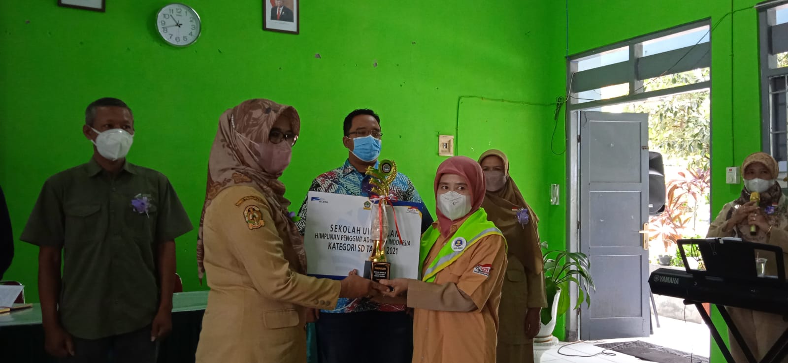 Pengurus HPAI dan Astra menyerahkan bantuan pembinaan di sekolah Adiwiyata