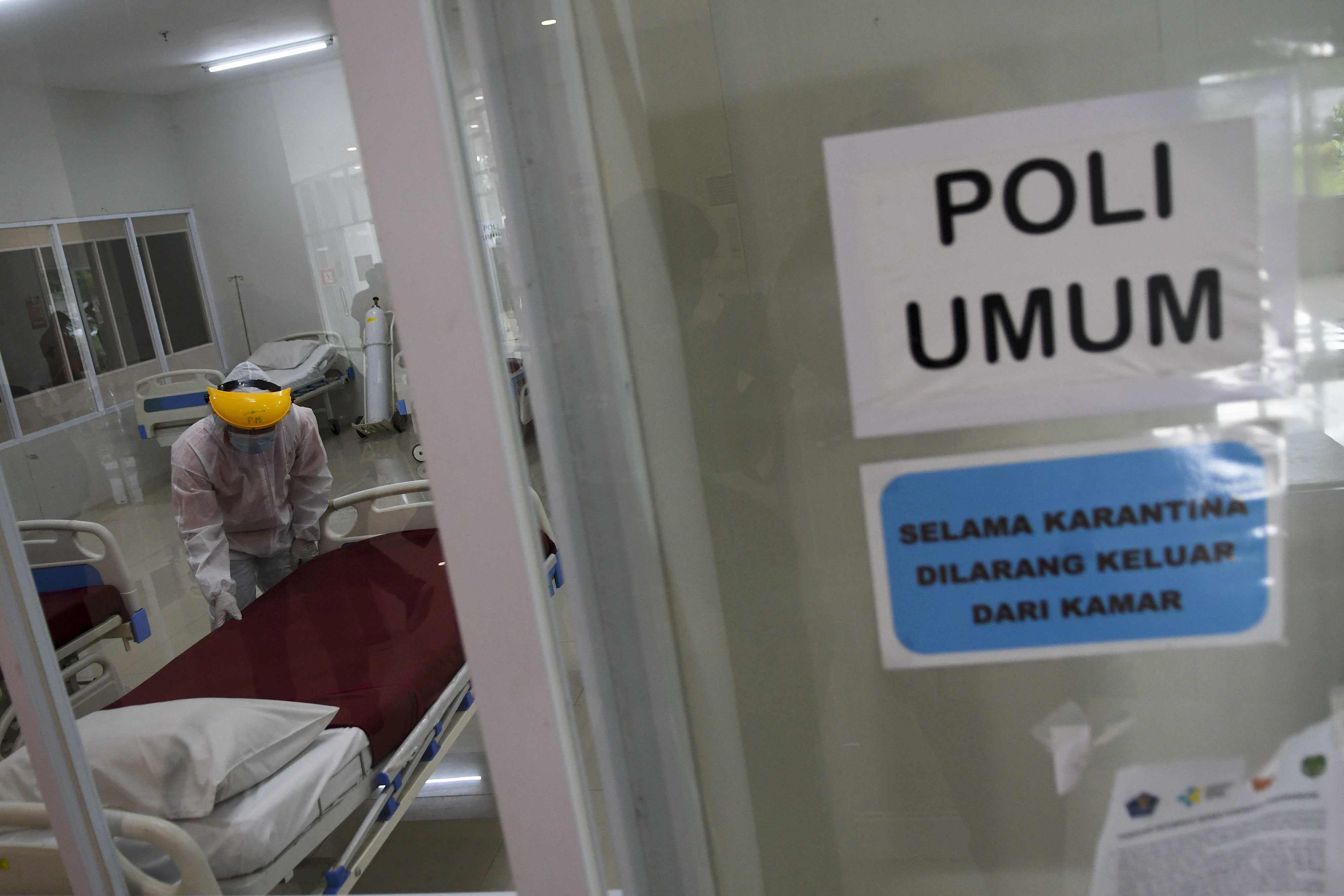 Tenaga kesehatan menyiapkan tempat tidur untuk pasien Covid-19 di RSDC Pademanagan