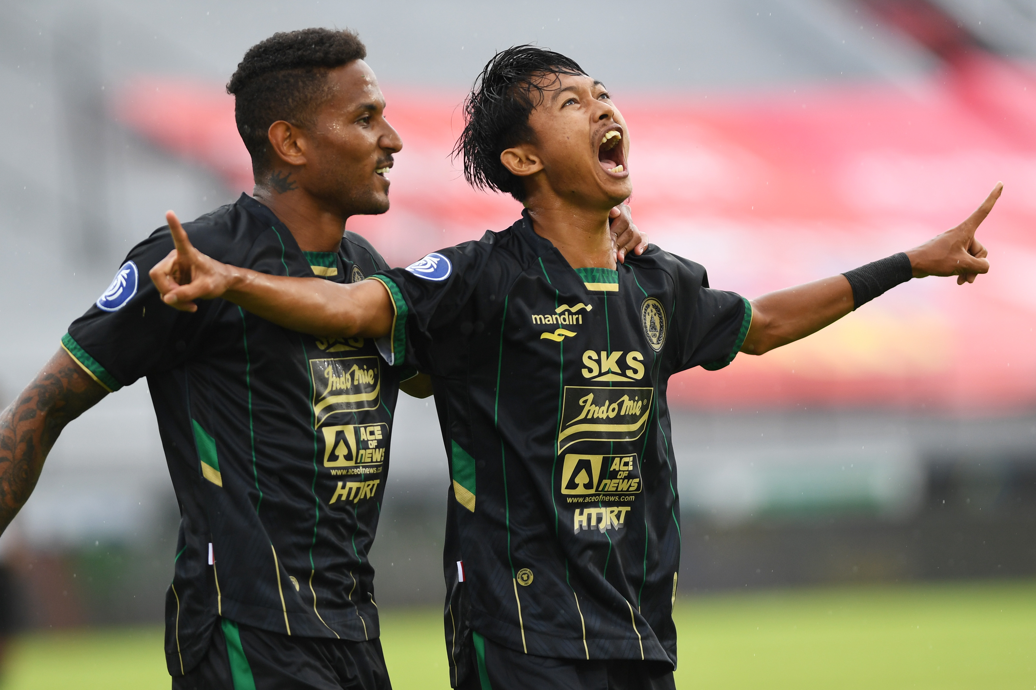Pemain PSS Sleman melakukan selebrasi usai mencetak gol ke gawang lawan.