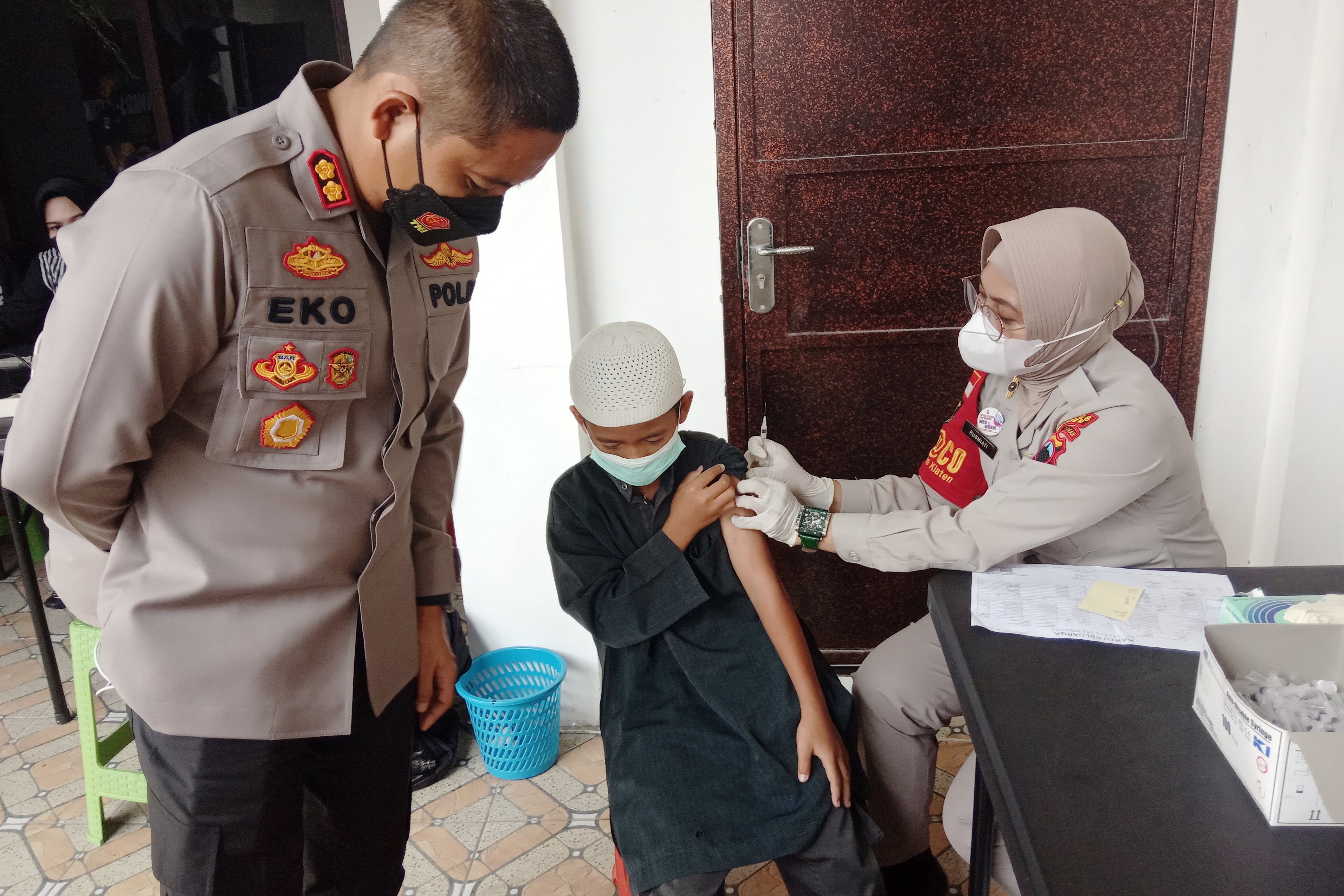 Pelaksanaan percepatan vaksinasi Polres Klaten di Klinik Pratama dipantau langsung oleh Kapolres AKB Eko Prasetyo. 
