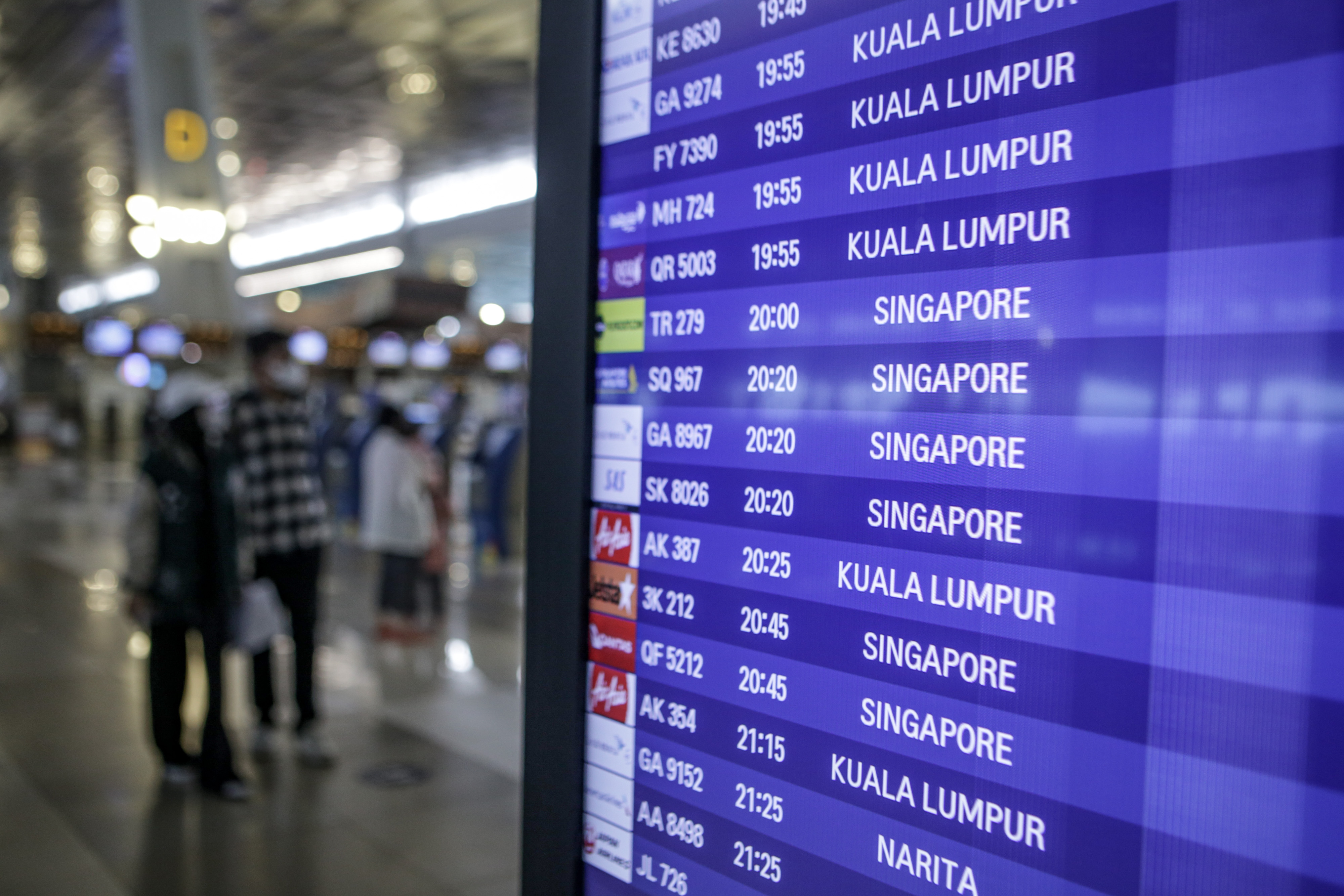 Papan petunjuk kedatangan internasional di Bandara Soekarno-Hatta