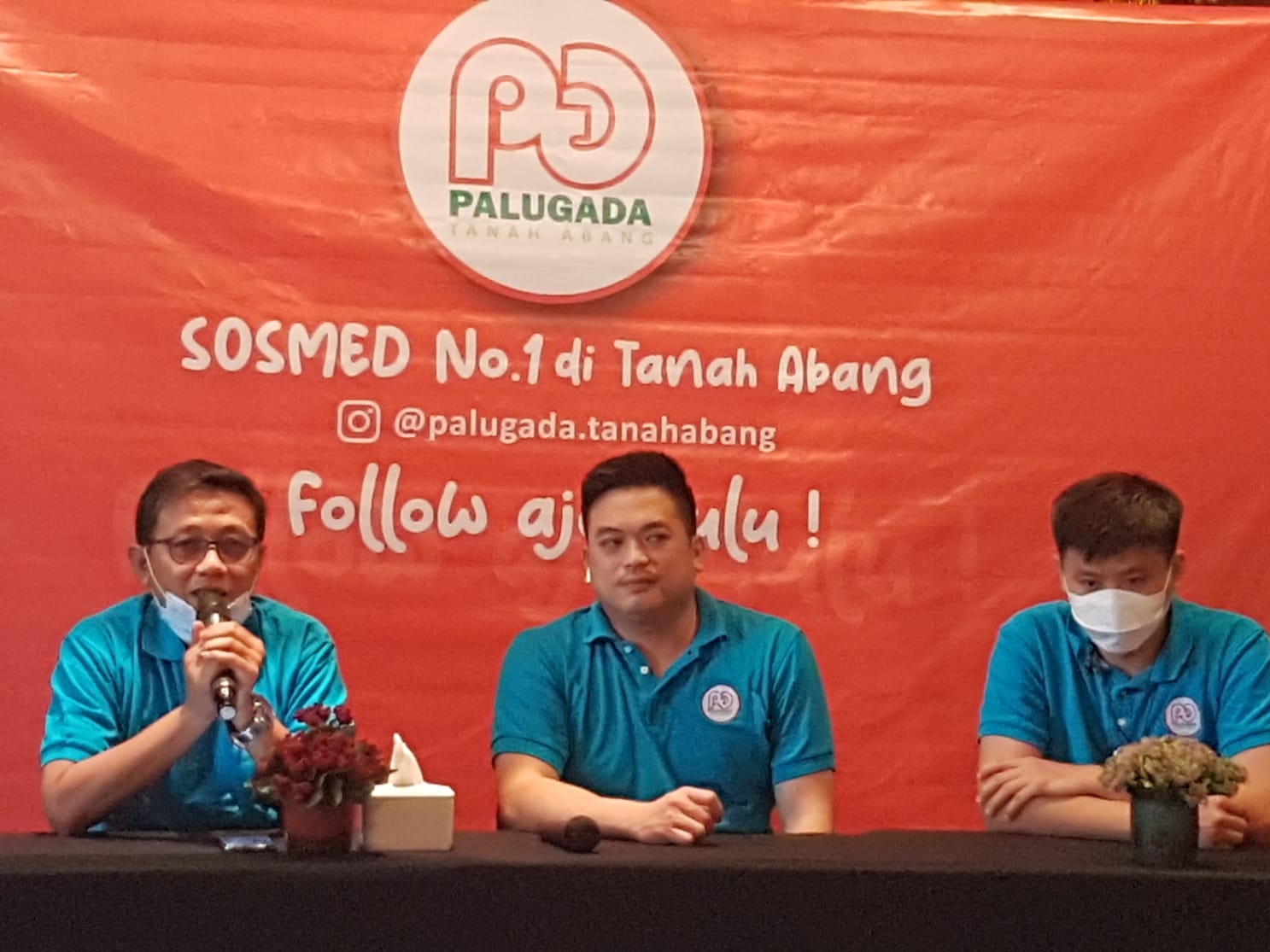 Randy Widjaja (tengah).