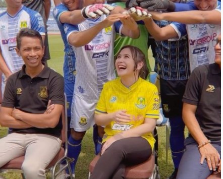 Selebritas Prilly Latuconsina