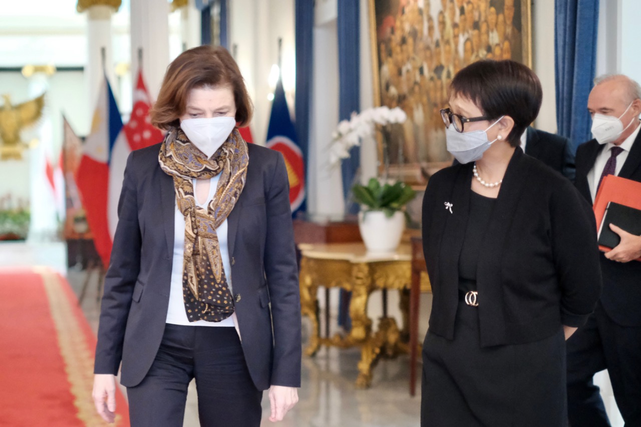 Pertemuan Menlu RI Retno Marsudi dengan Menhan Prancis Florence Parly