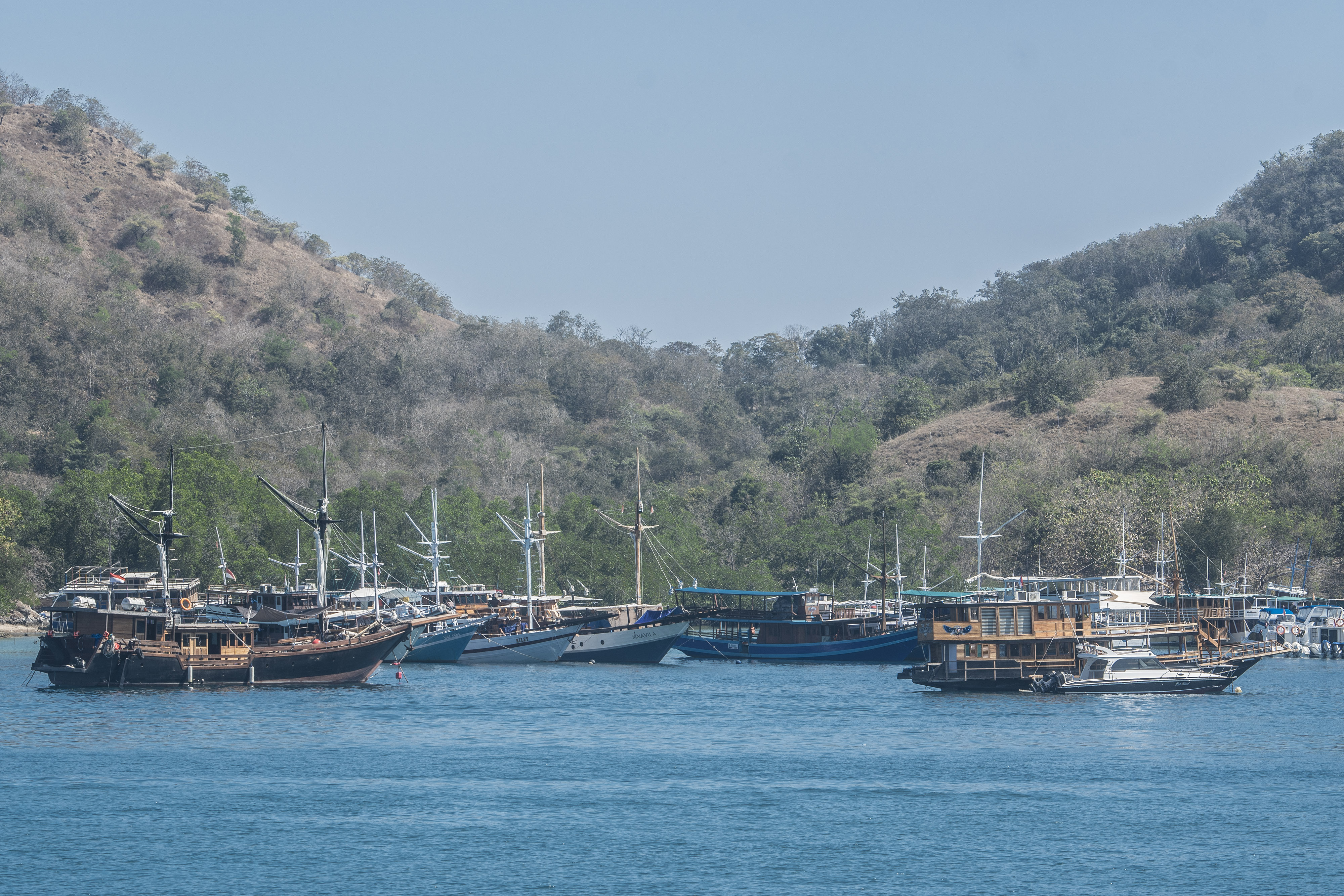 Sejumlah kapal wisata pinisi lego jangkar di perairan dekat Dermaga Labuan Bajo, Manggarai Barat, Nusa Tenggara Timur, Jumat (30/7).