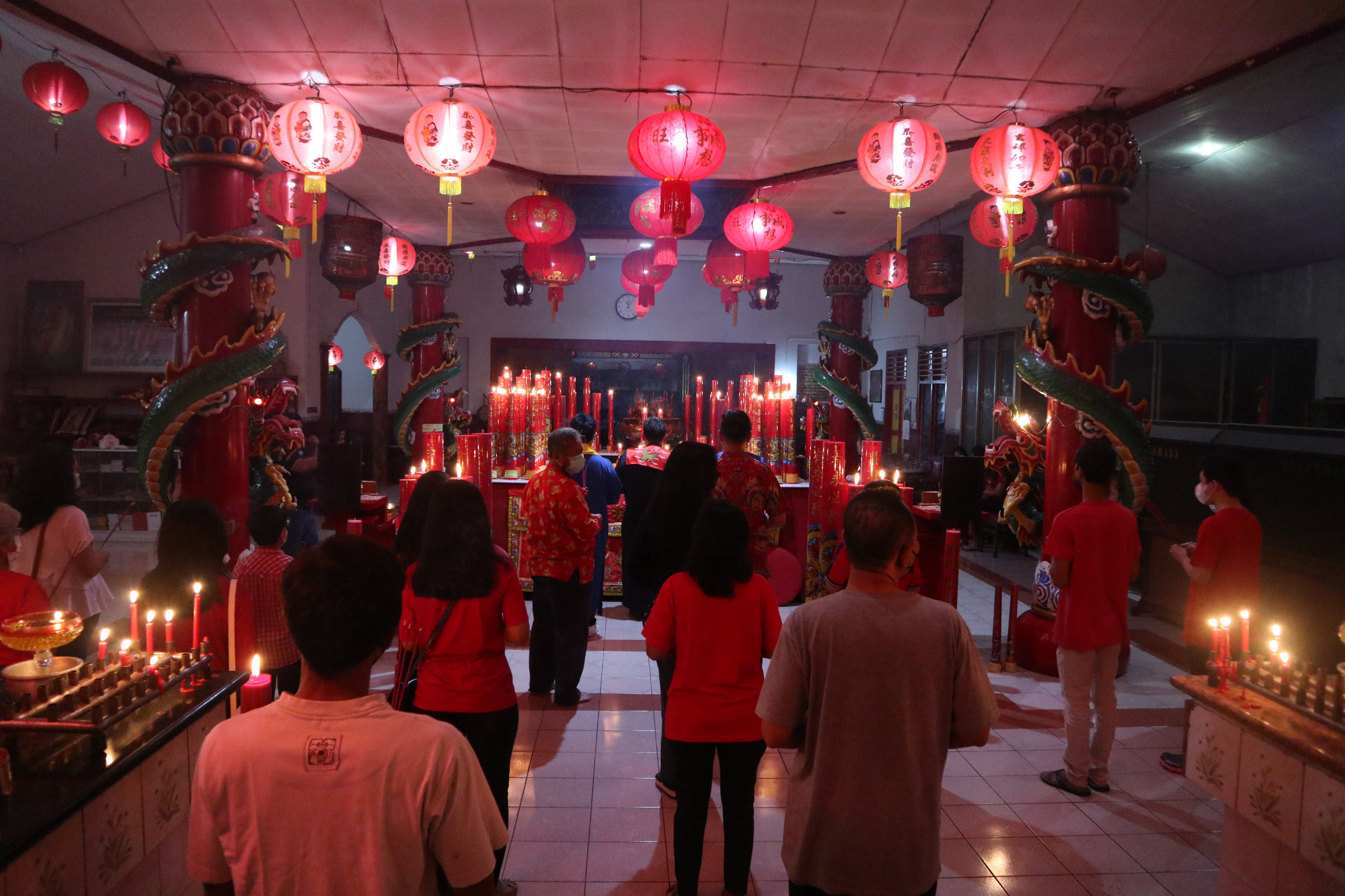 Umat Tri Dharma melakukan ritual sembahyang menyambut Tahun Baru Imlek, Senin (31/1) malam di Klenteng Hok Tek Bio Purwokerto, Jawa Tengah. 