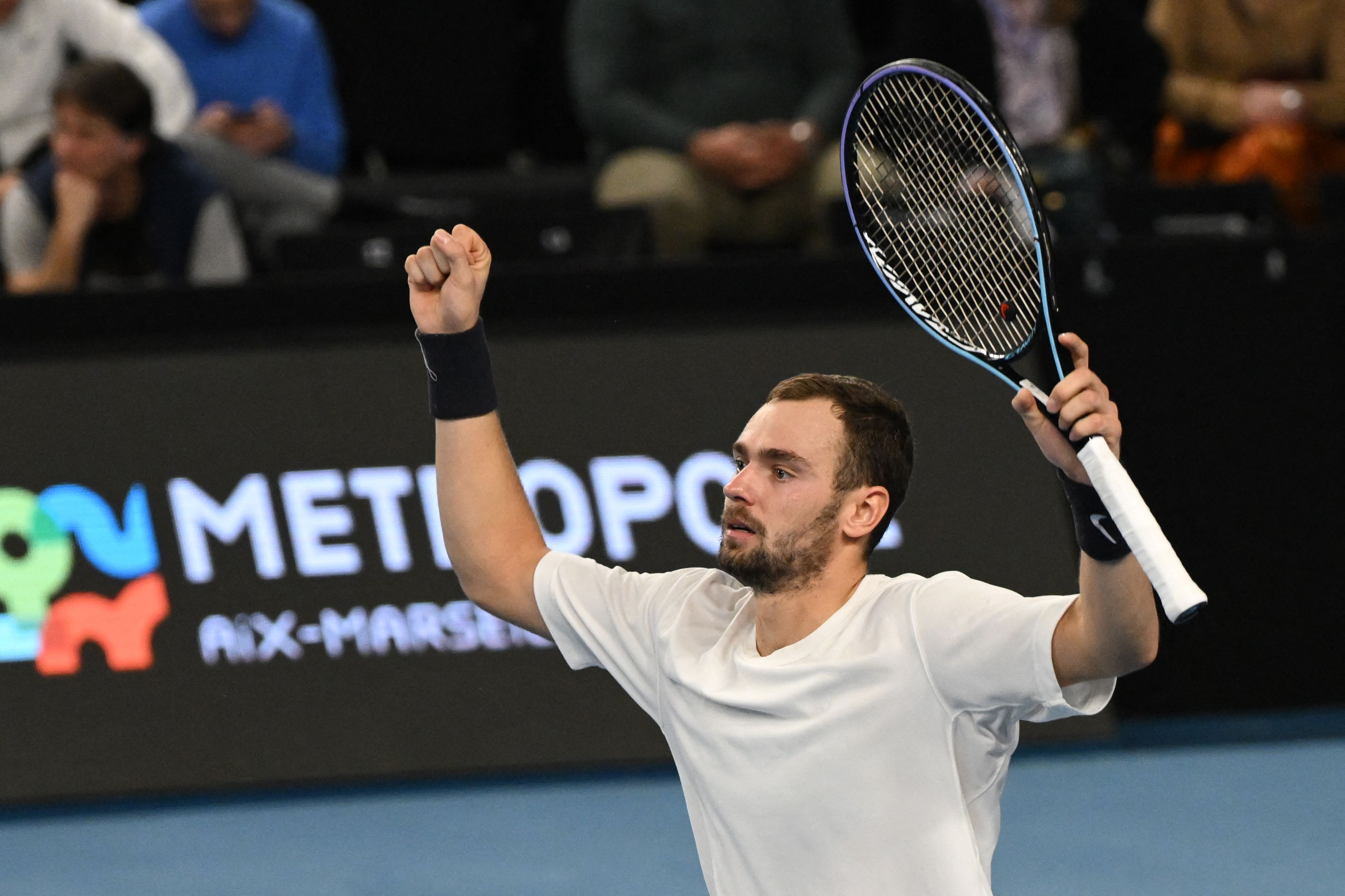 Petenis asal Rusia, Roman Safiullin, merayakan kemenangan melawan Stefanos Tsitsipas di Marseille, Prancis.