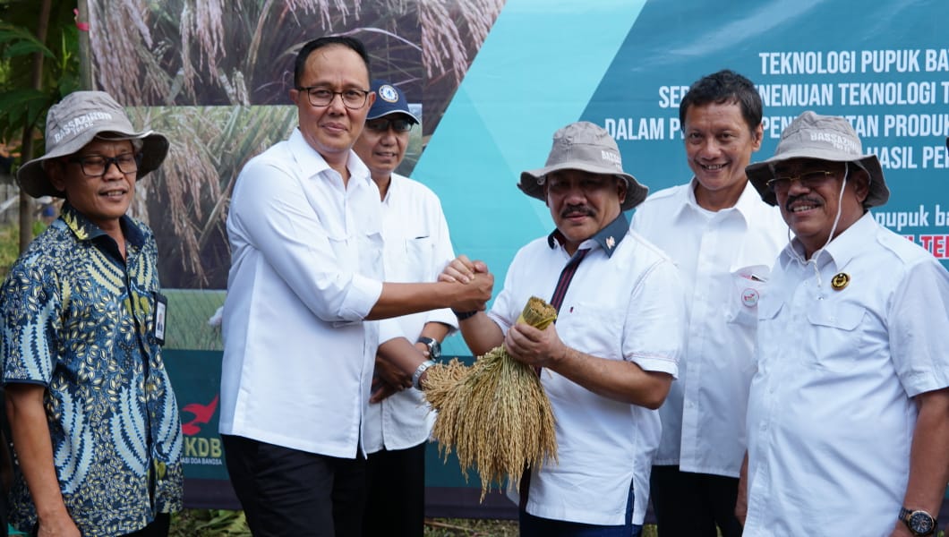 Ayep Zaki (nomor dua dari kiri) saat peluncuran ekspor perdana pupuk batubara.