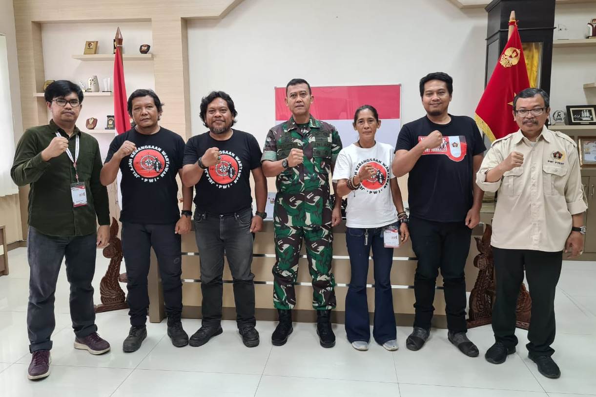 Danrem 143/Halu Oleo Brigjen Yufti Senjaya berpose bersama tim Jelajah Kebangsaan Wartawan.