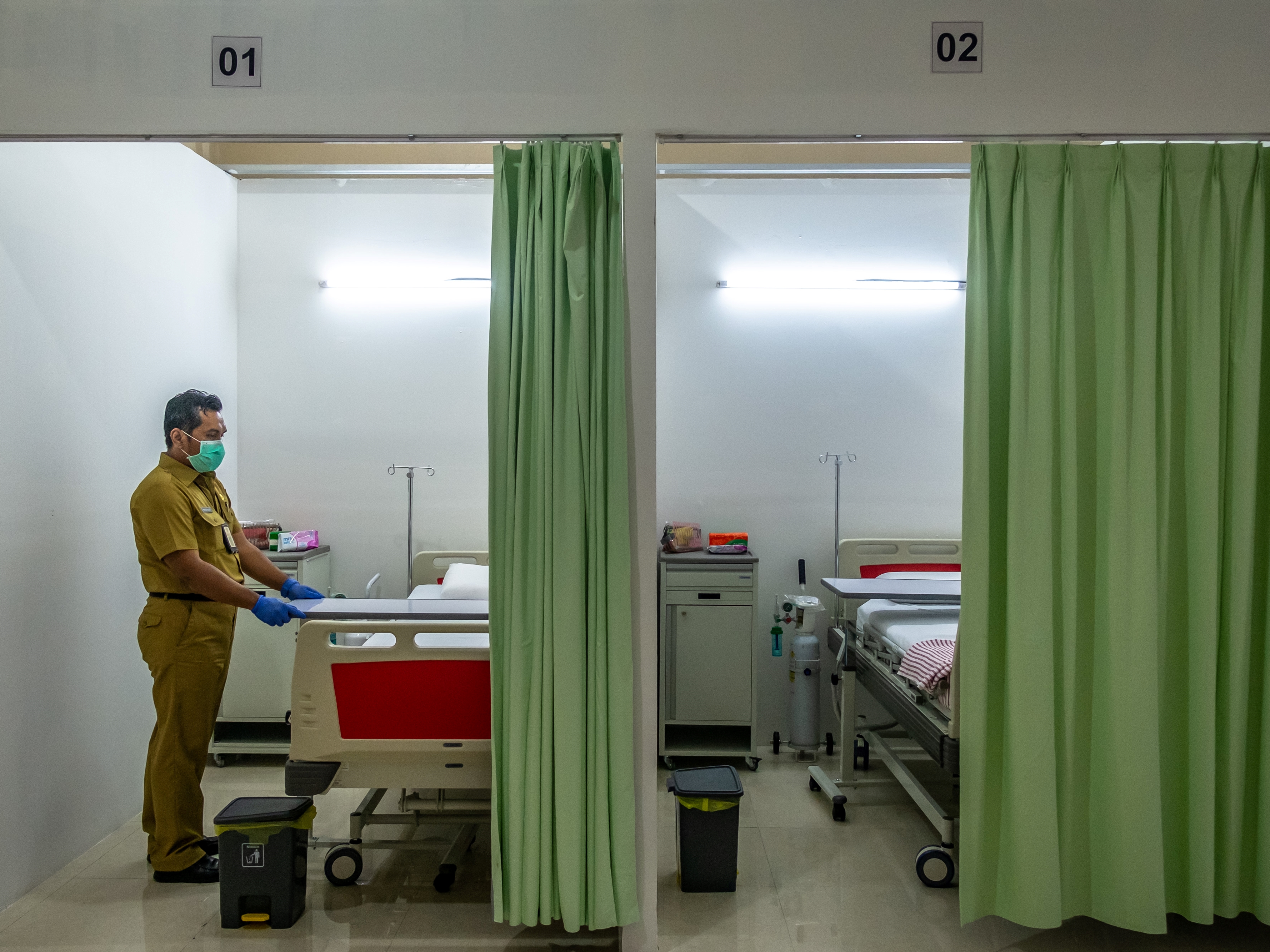 Petugas berada di ruang perawatan Rumah Isolasi Rumah Dinas Wali Kota Semarang, Jawa Tengah, Senin (30/3/2020).