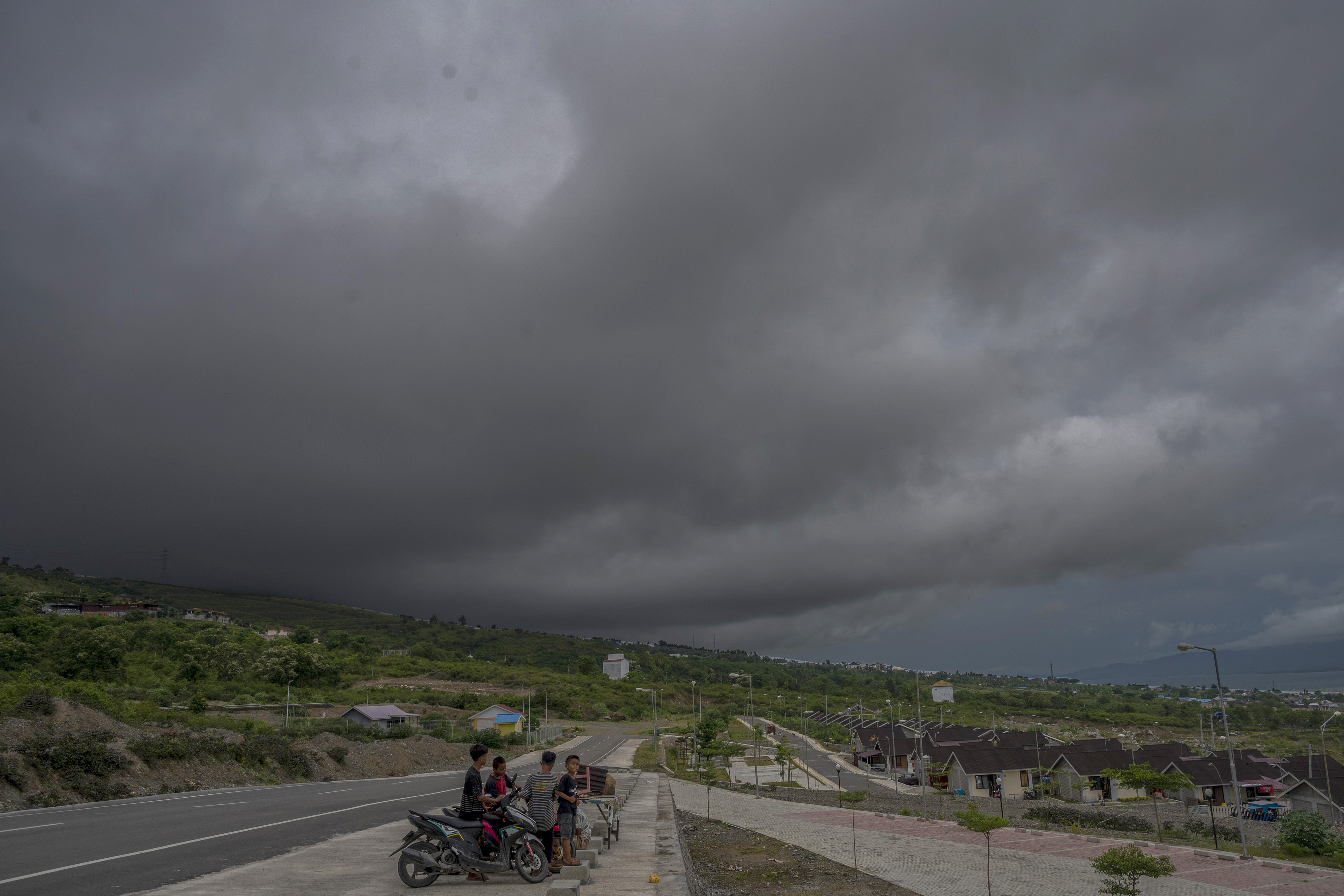 Ilustrasi awan hitam yang menyelimuti wilayah Indonesia bagian timur.