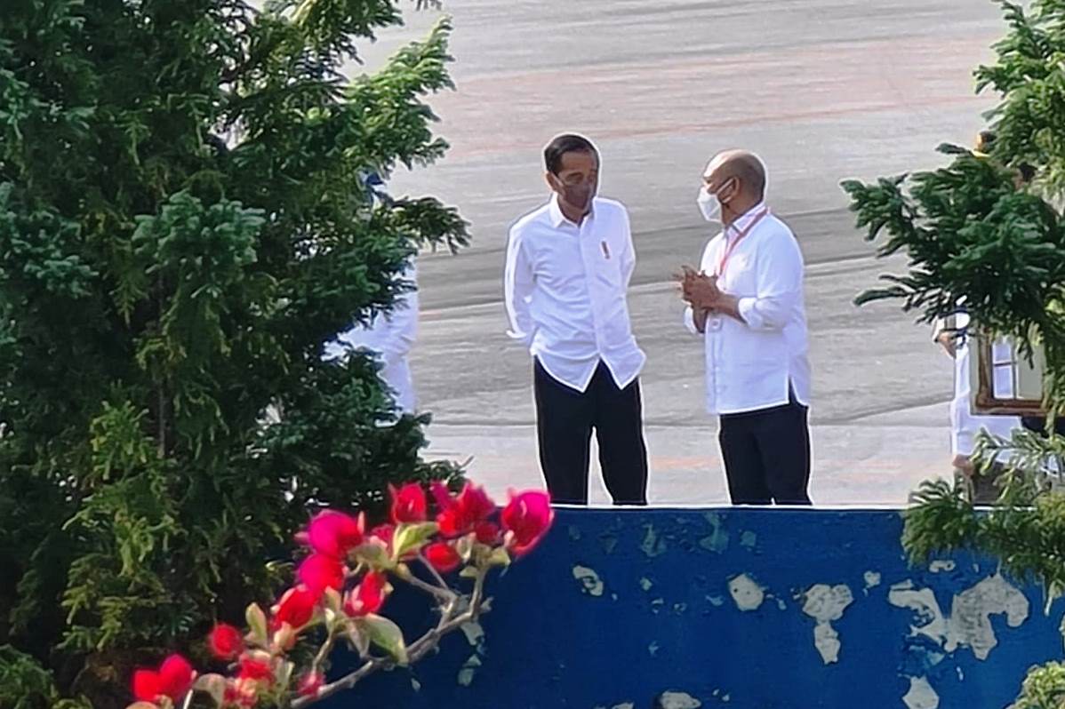 Bupati Tapanuli Utara Nikson Nababan (kanan) saat menyampaikan usulan pembangunan kepada Presiden RI Joko Widodo.