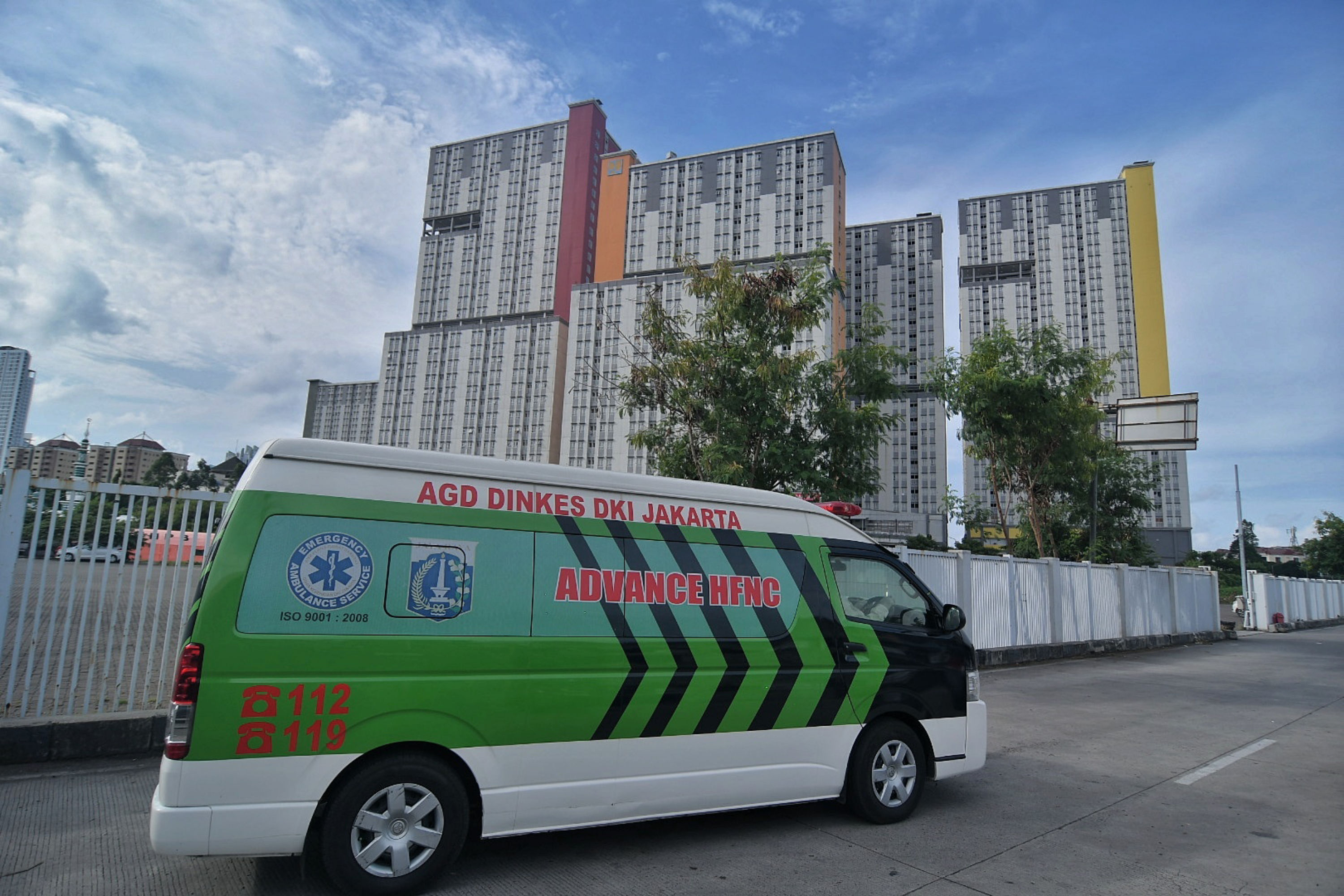 AMbulans membawa pasien Covid-19 ke Wisma atlet Kemayoran