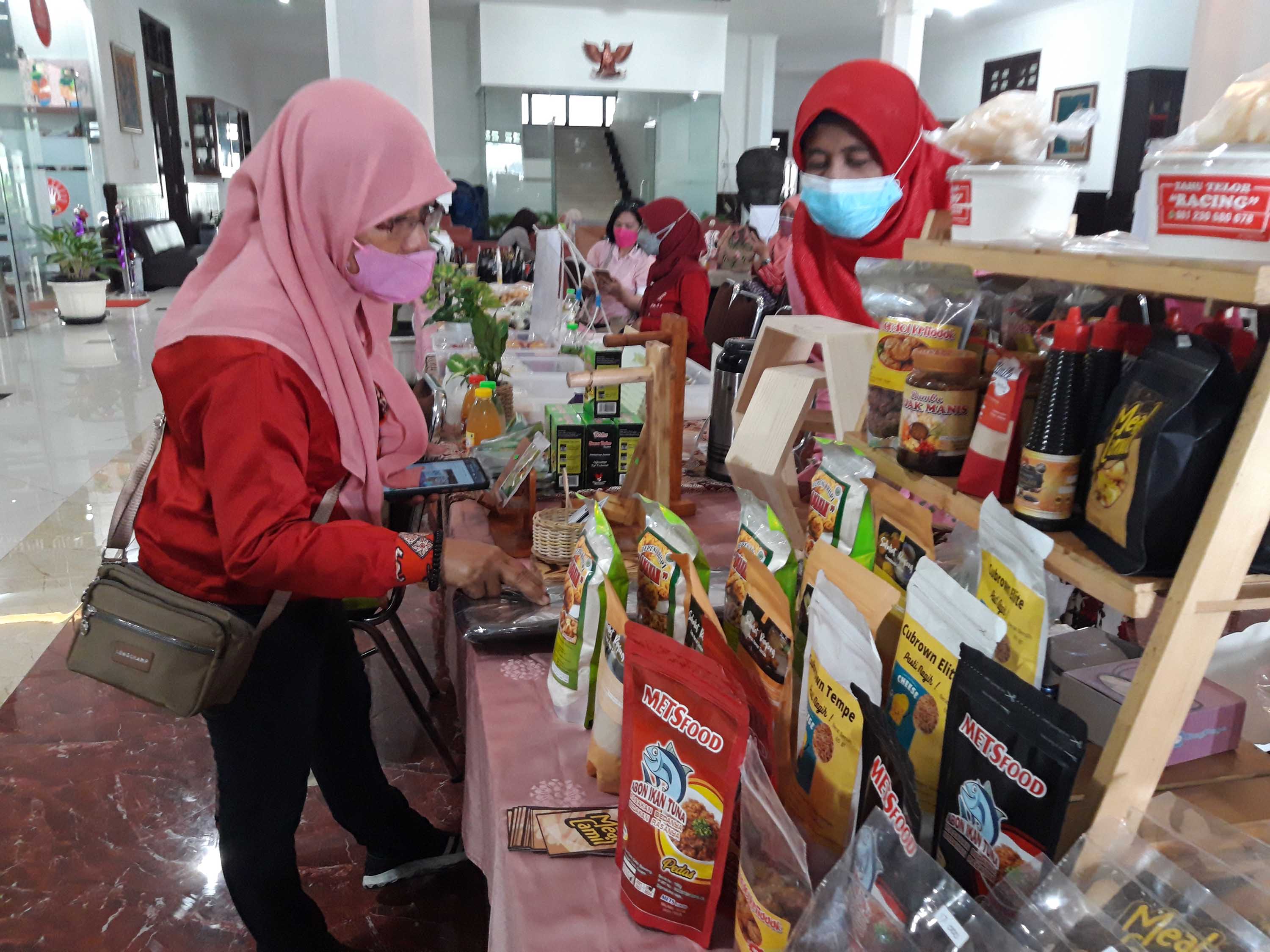Ilustrasu pelaku UMKM di Kota Malang sedang menjual berbagai produk kriya dan makanan di Gedung DPRD Kota Malang, Jatim. 