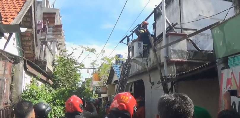KEBAKARAN rumah kost terjadi di kawasan padat penduduk Kupang Gunung Timur, Surabaya, Jawa Timur, Selasa (8/2/2022).