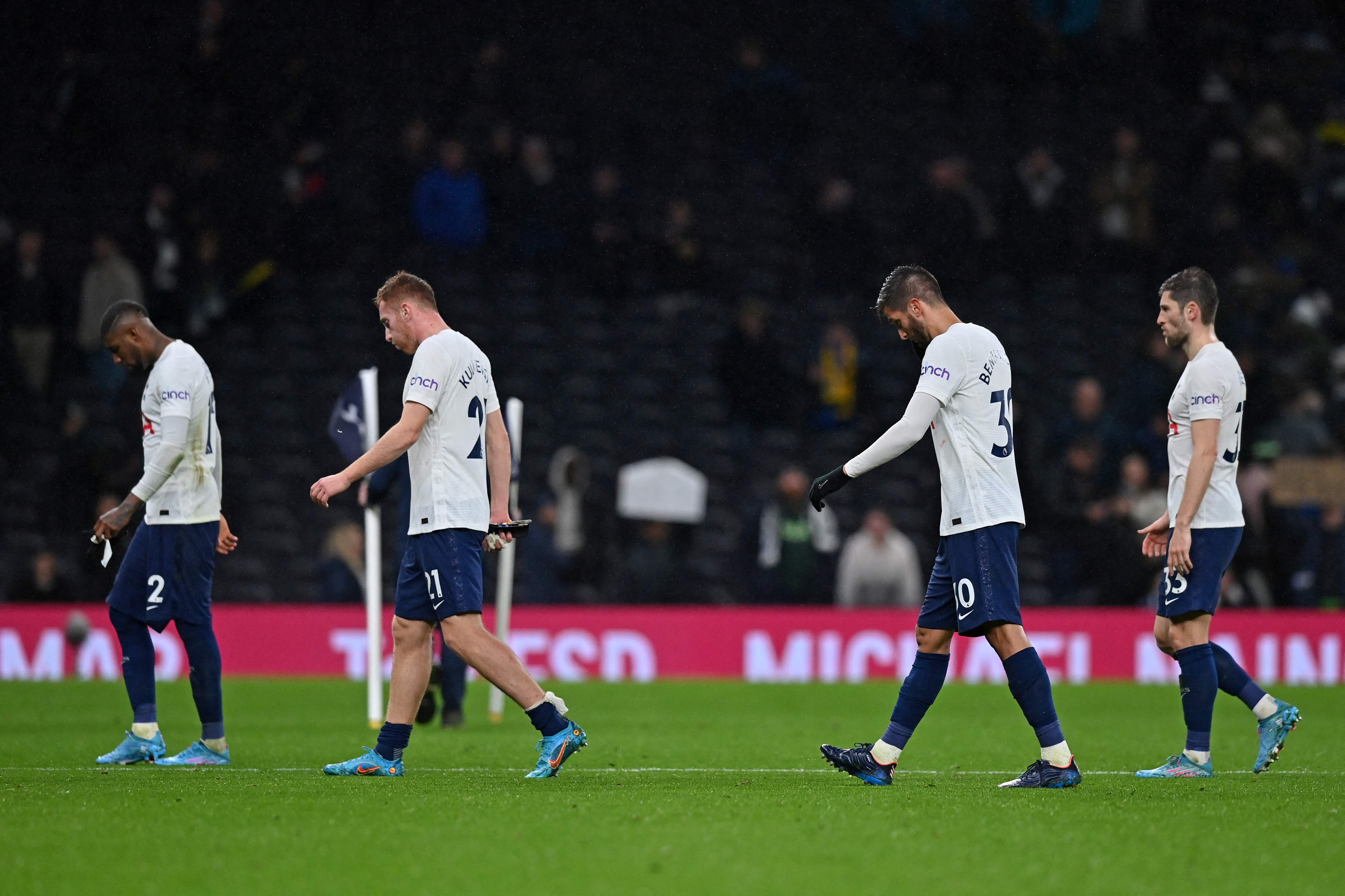 Para pemain Tottenham Hotspur meninggalkan lapangan usai kalah dari Southampton di laga Liga Primer Inggris.