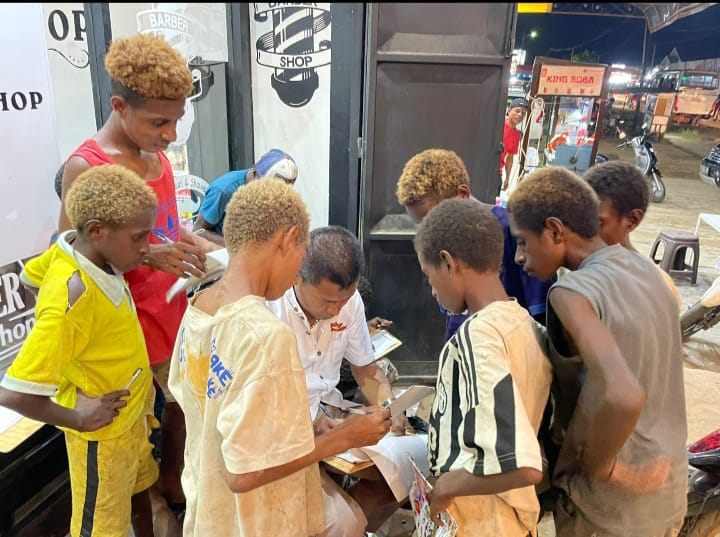 KJapolres Merauke AKBP Untung Sangaji memberikan pelatihan kepada naak-anak Paua