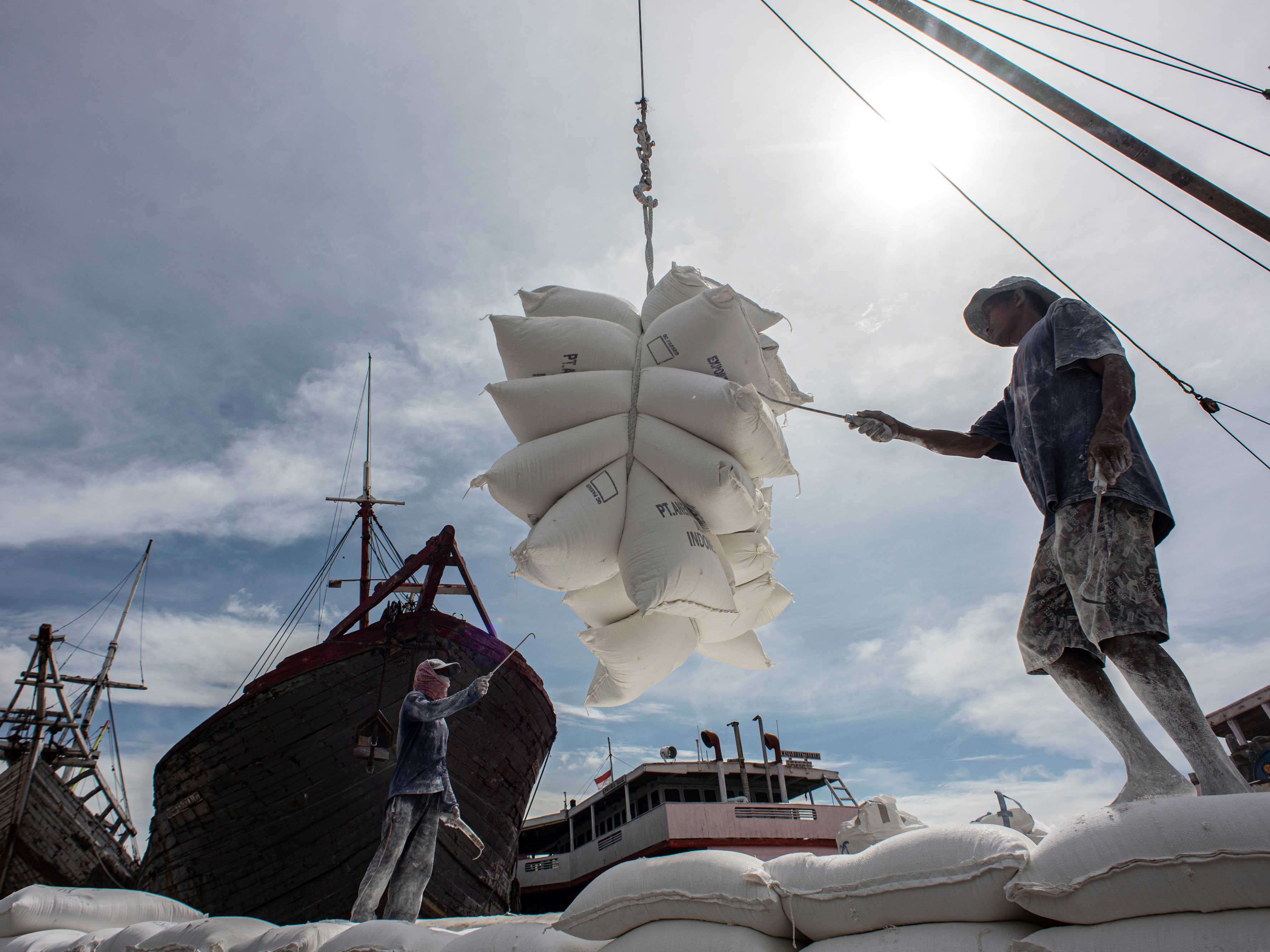 Pekerja melakukan bongkar muat tepung di Pelabuhan Sunda Kelapa, Jakarta, Senin (7/2/2022).