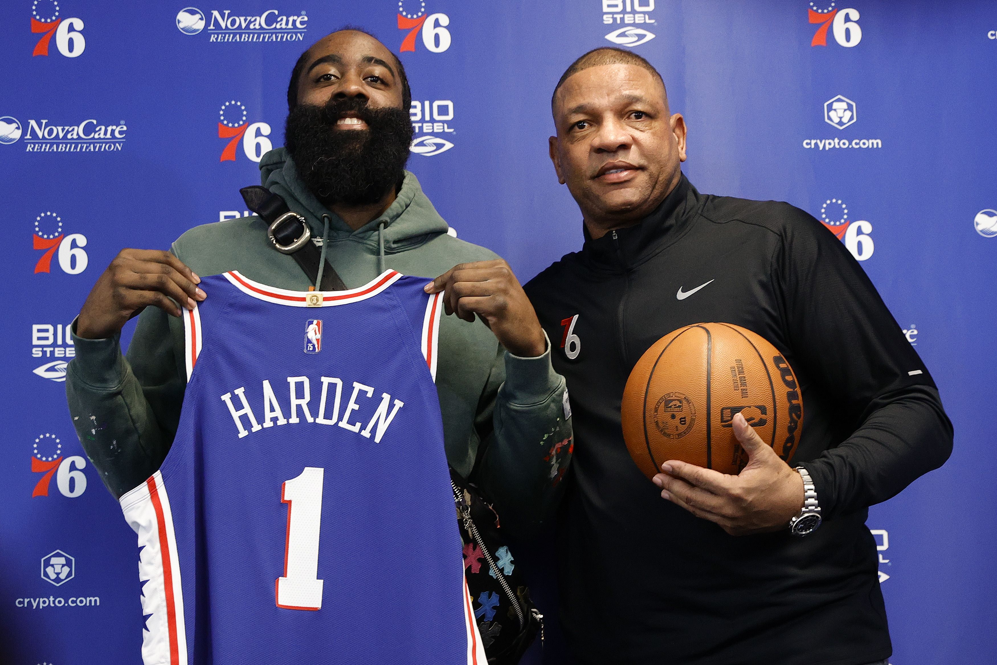 James Harden saat diperkenalkan sebagai pemain Philadelphia 76ers bersama pelatih Doc Rivers.