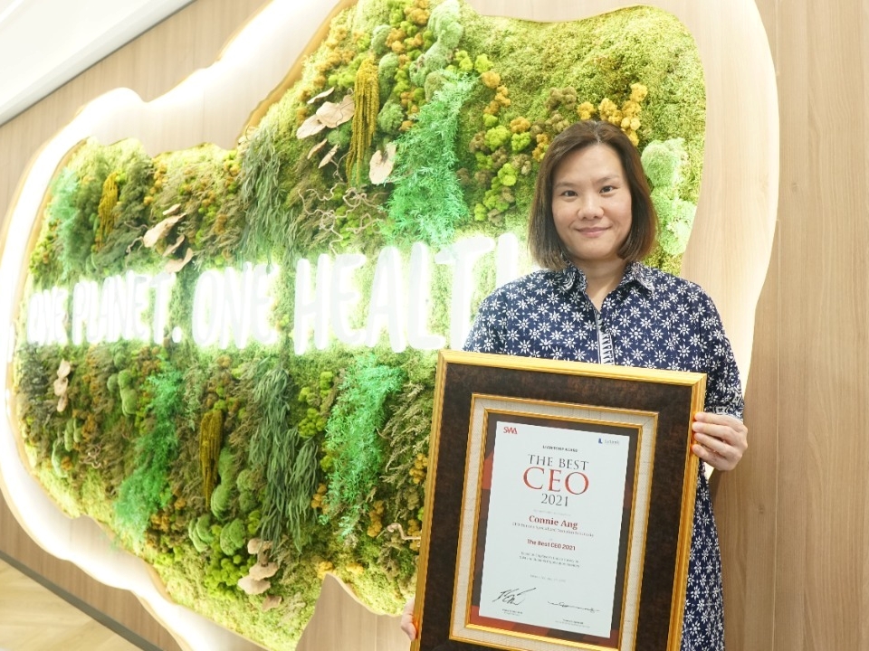Connie Ang Raih Best CEO Indonesia 2021