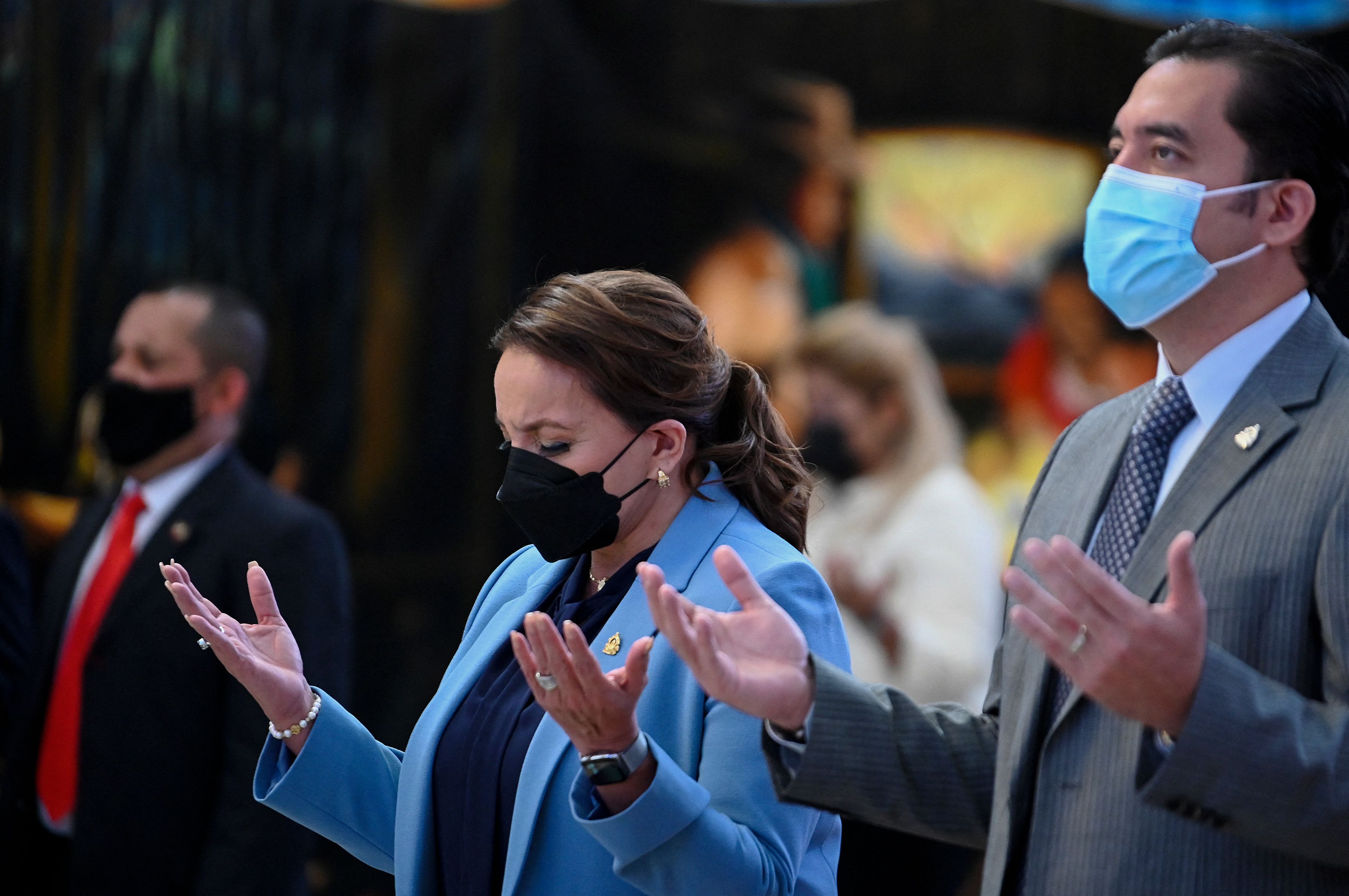 Presiden baru Honduras Xiomara Castro (tengah) dan anak laki-lakinya Hector Manuel Zelaya Castro (kanan). 