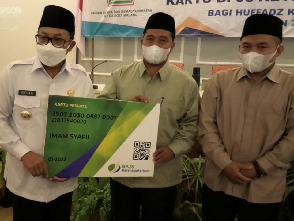 Wali Kota Malang, Jawa Timur, Sutiaji menyalurkan bantuan perlindungan berupa BPJS Ketenagakerjaan kepada 95 hufaz atau penghafal Al-Qur'an.