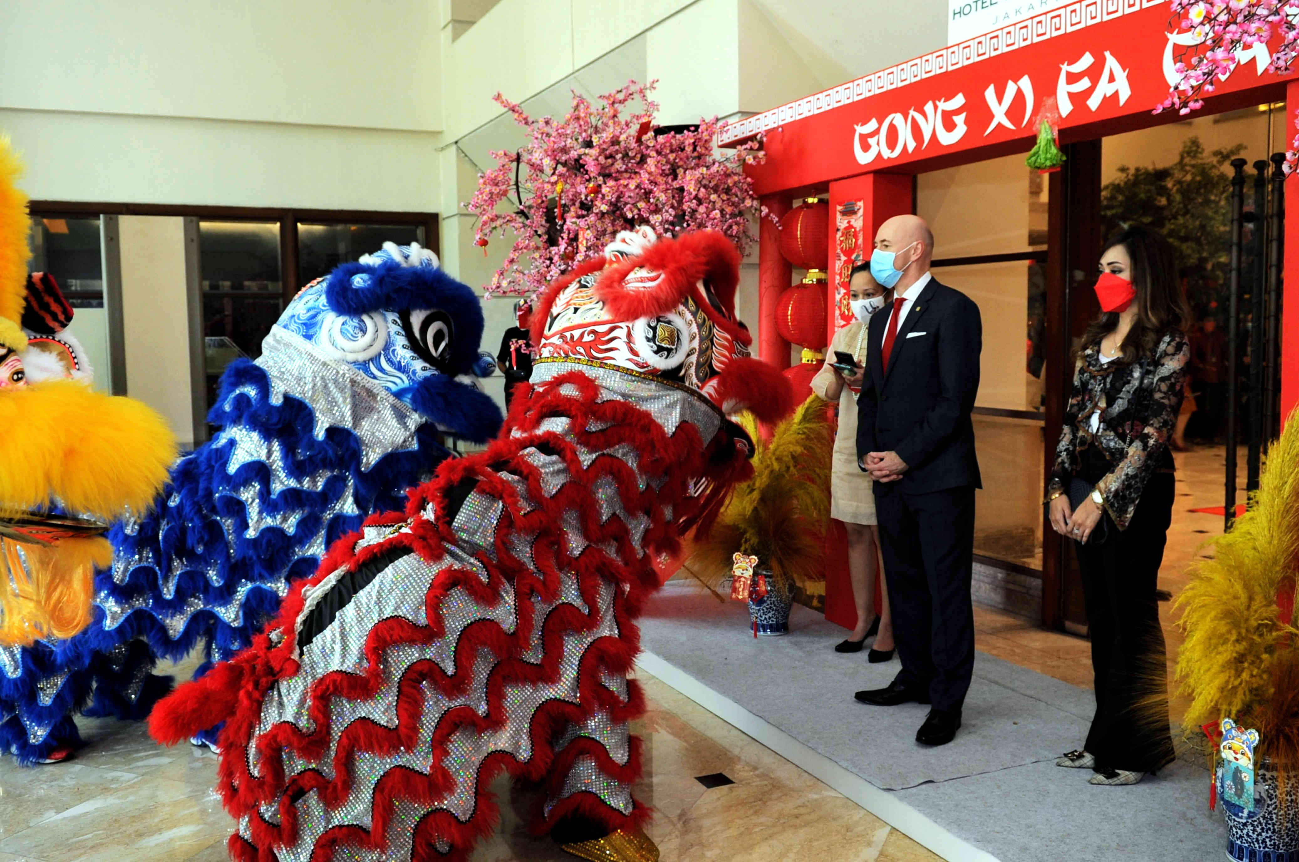 General Manager Hotel Borobudur Gerhard L. Doll (jas hitam) membuka perayaan Tahun Baru Imlek di Hotel Borobudur, Jakarta, Selasa (1/2/2022)