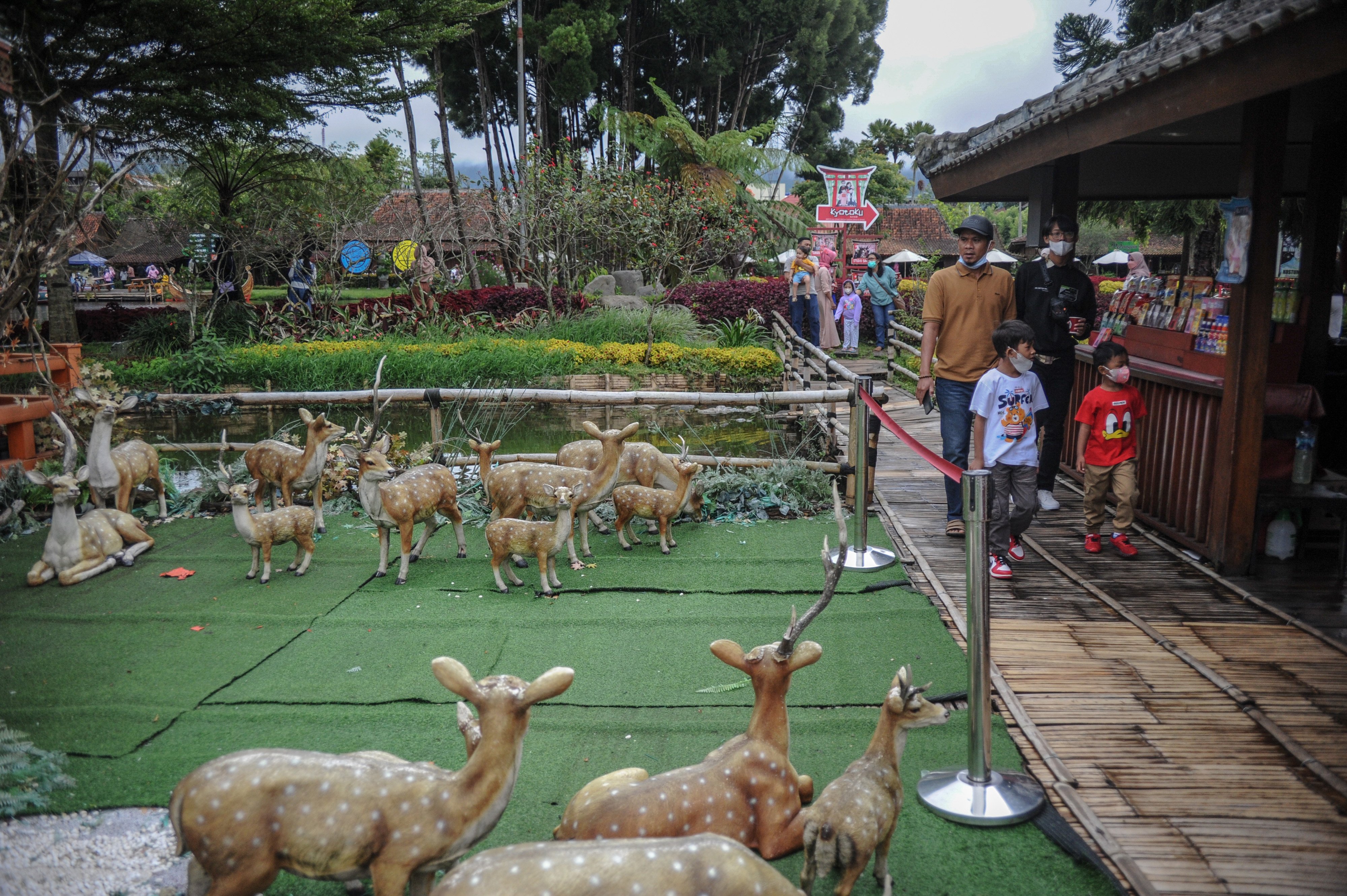 Wisatawan mengunjungi replika kandang rusa di Kawasan Wisata Floating Market, Lembang, Bandung Barat, Jawa Barat, Senin (28/2).  