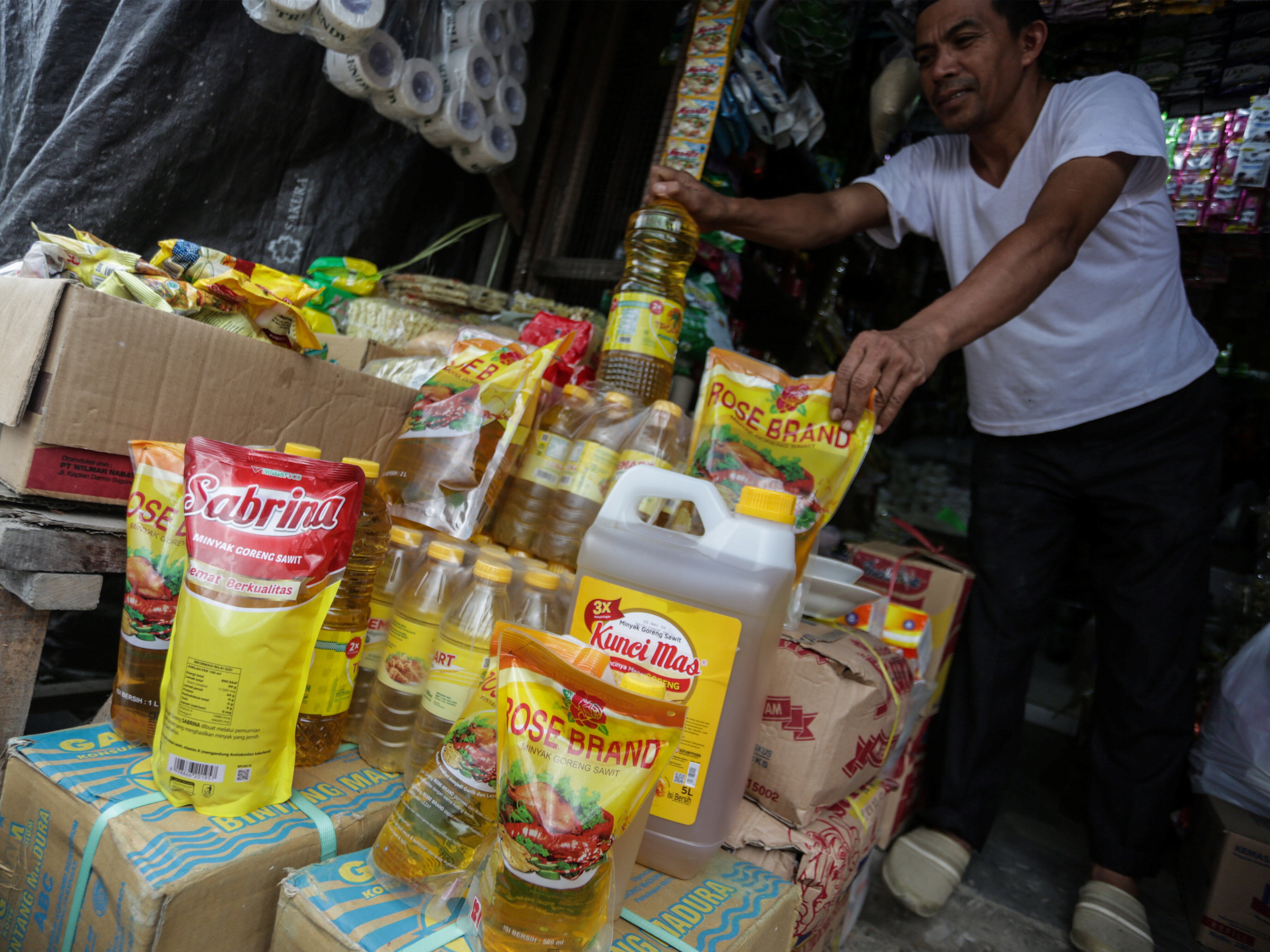 Pedagang menata minyak goreng yang dijual di Pasar Besar, Palangkaraya, Kalimantan Tengah, Jumat (4/2/2022).