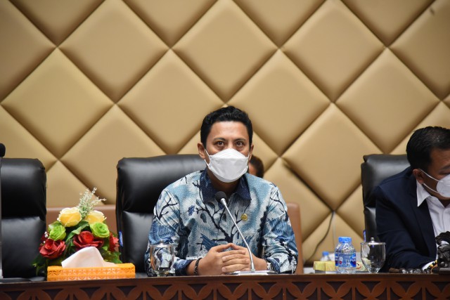 Wakil Ketua Komisi V DPR RI Andi Iwan Darmawan Aras saat Rapat Kerja Komisi V DPR RI yang dengan Menteri Perhubungan Budi Karya Sumadi. 