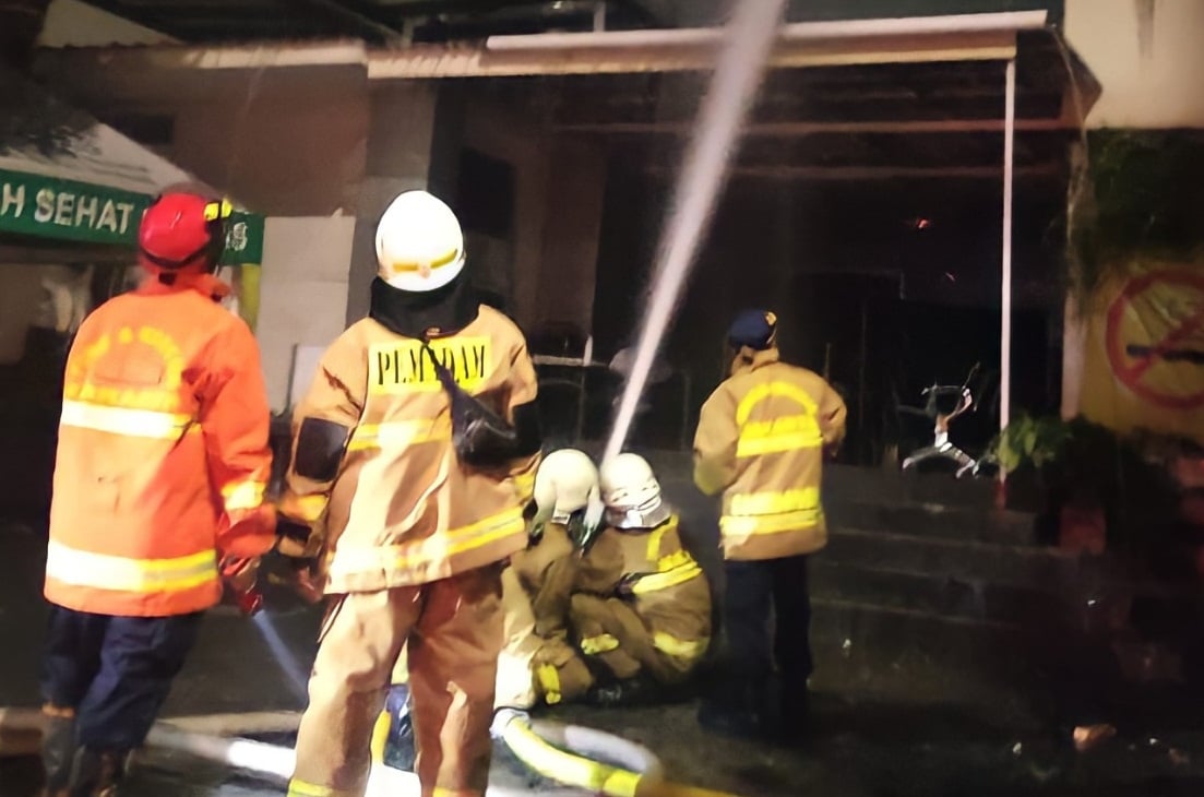 Petugas pemadam berusaha memadamkan kebakaran di Klinik Layanan Gratis Rumah Sehat Baznas, Tebet, Jakarta Selatan.