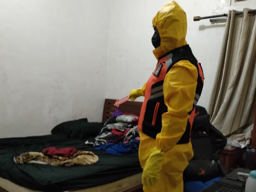 Petugas Inafis Polres Tasikmalaya Kota melakukan olah tempat kejadian (TKP).