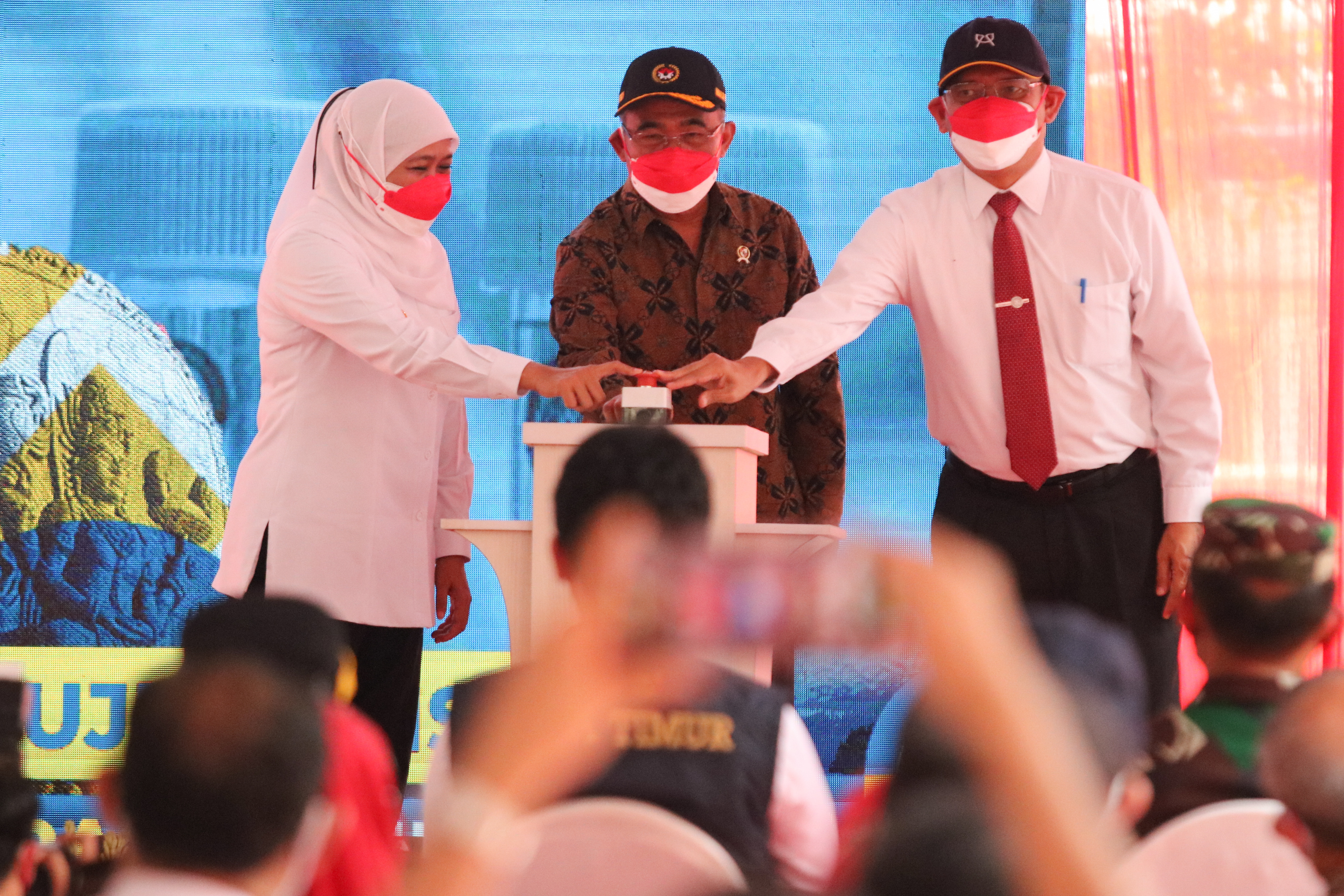 Menko PMK Muhadjir Effendy (tengah) didampingi Gubernur Jatim Khofifah Indar Parawansa (kiri) dan Rektor Unair M Nasih (kanan) menekan tombo