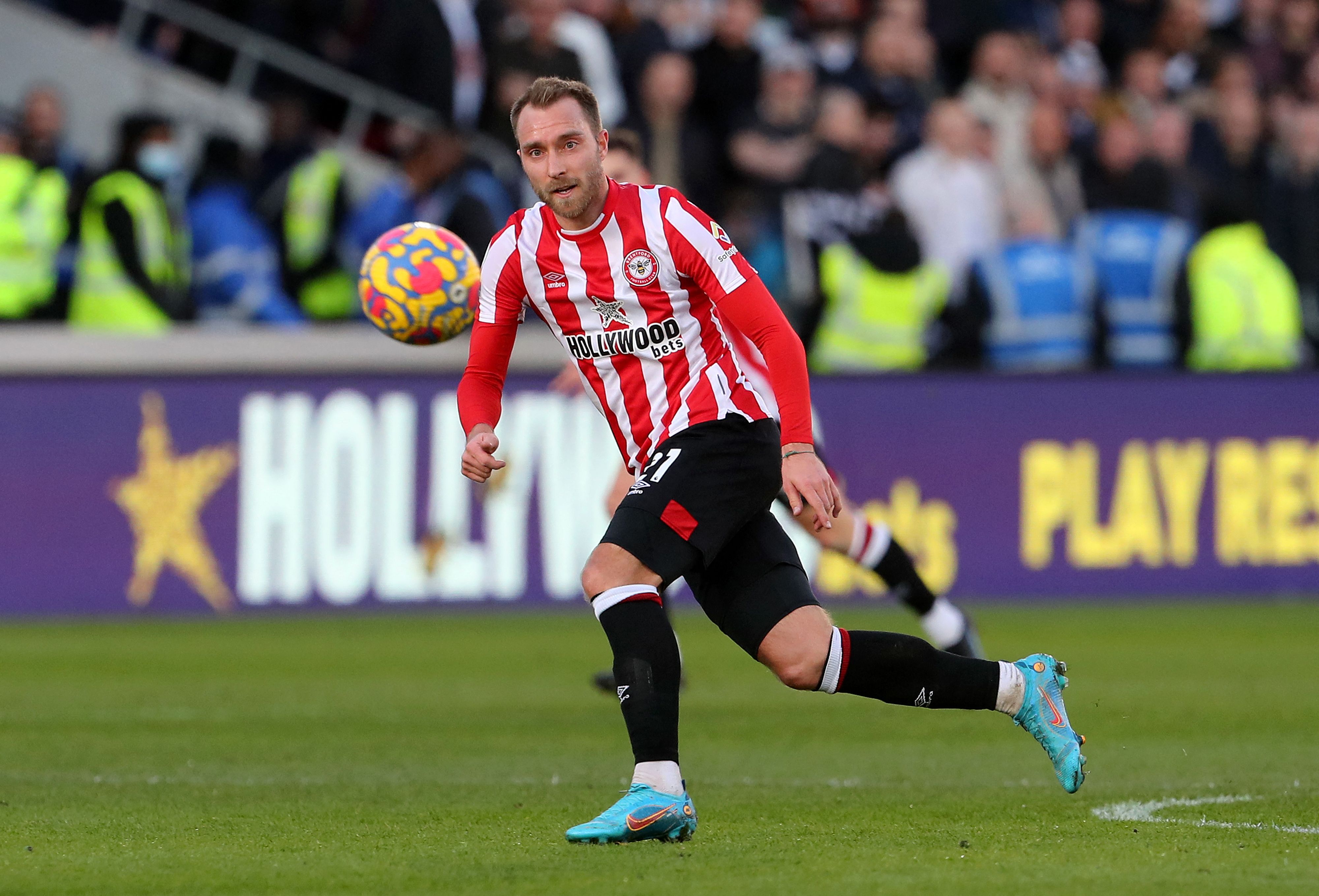 Gelandang Brentford Christian Eriksen tampil dalam laga Liga Primer Inggris melawan Newcastle United.