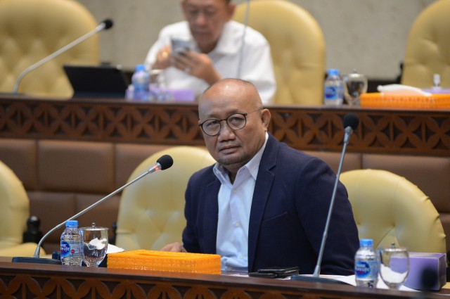 Anggota Komisi V DPR RI Sumail Abdullah dalam rapat dengar pendapat dengan jajaran Kementerian Perhubungan di Gedung Nusantara, Jakarta.