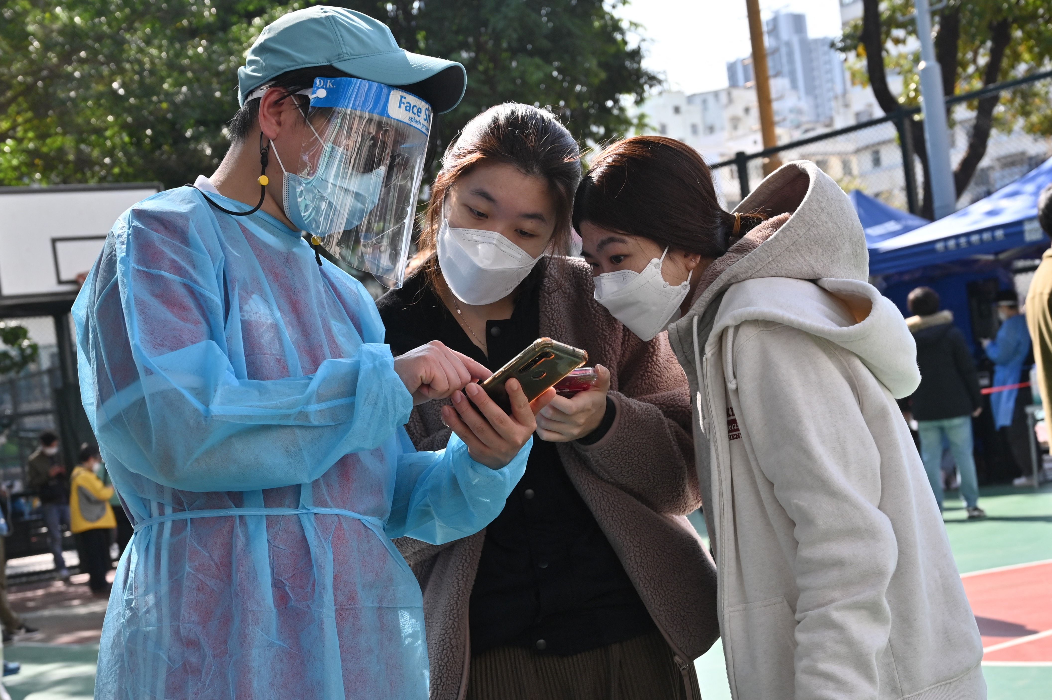 Warga mendaftar di pusat pengujian Covid-19 di Hong Kong, pada 25/2/2022 rekor jumlah infeksi Covid-19 baru yang tercata