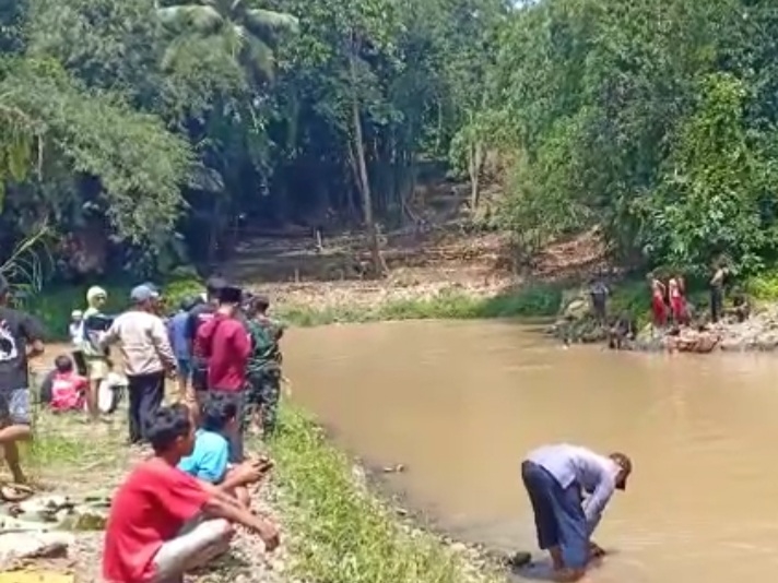 Warga di Desa Cimanggu Kecamatan Cibeber Kabupaten Cianjur, Jawa Barat, sedang mencari dua korban tenggelam di aliran Sungai Cikondang.
