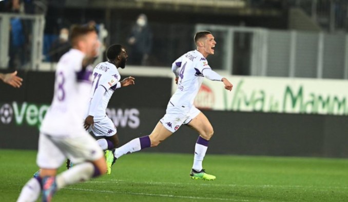 Bek Fiorentina Nikola Milenkovic melakukan selebrasi usai mencetak gol ke gawang Atalanta di laga Coppa Italia.