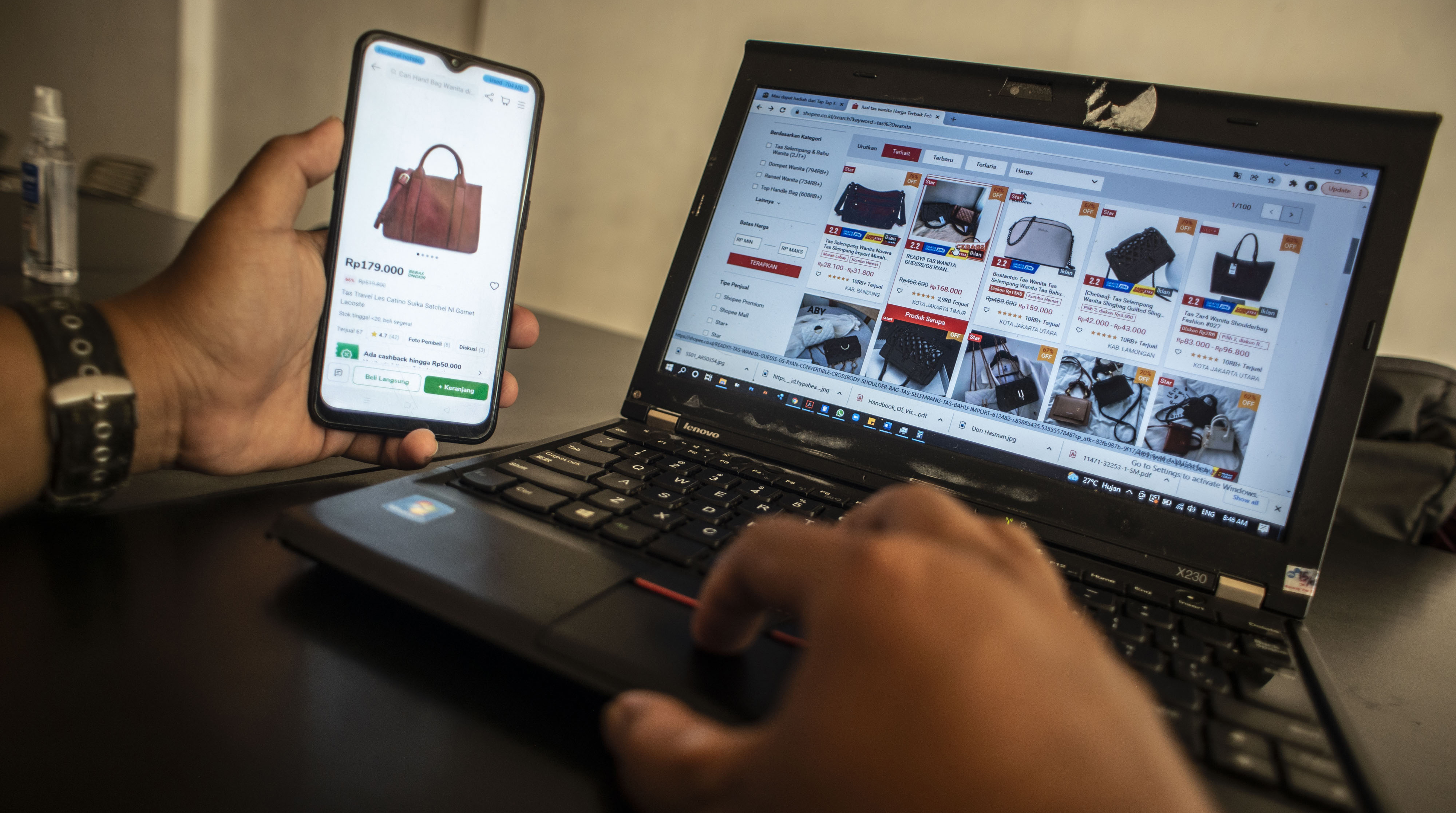 Warga memilih barang belanjaan melalui situs belanja daring di Jakarta.